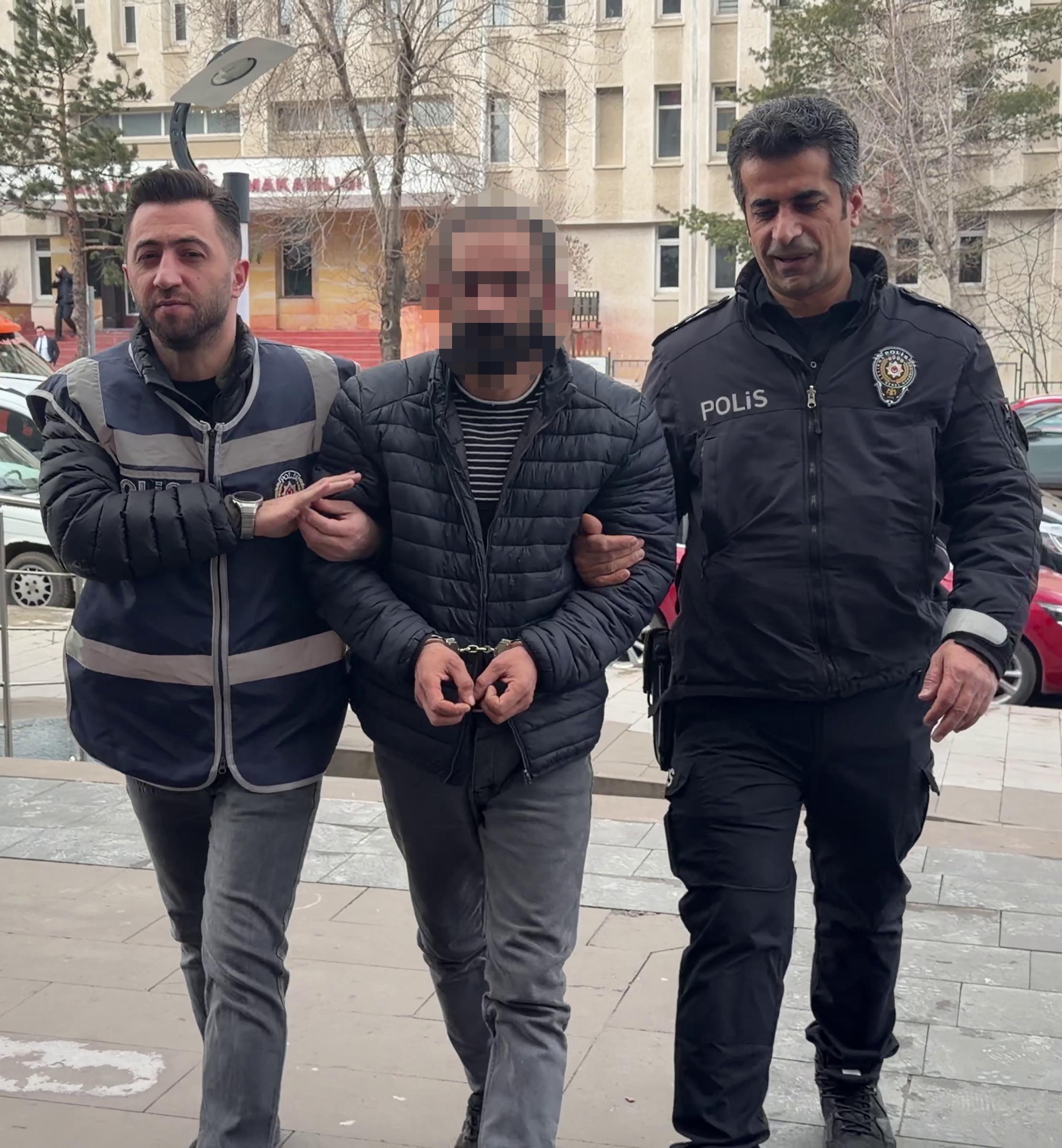 Bisikletle Ekmek Almaya Giderken Otomobilin Çarptığı Genç Ağır Yaralandı