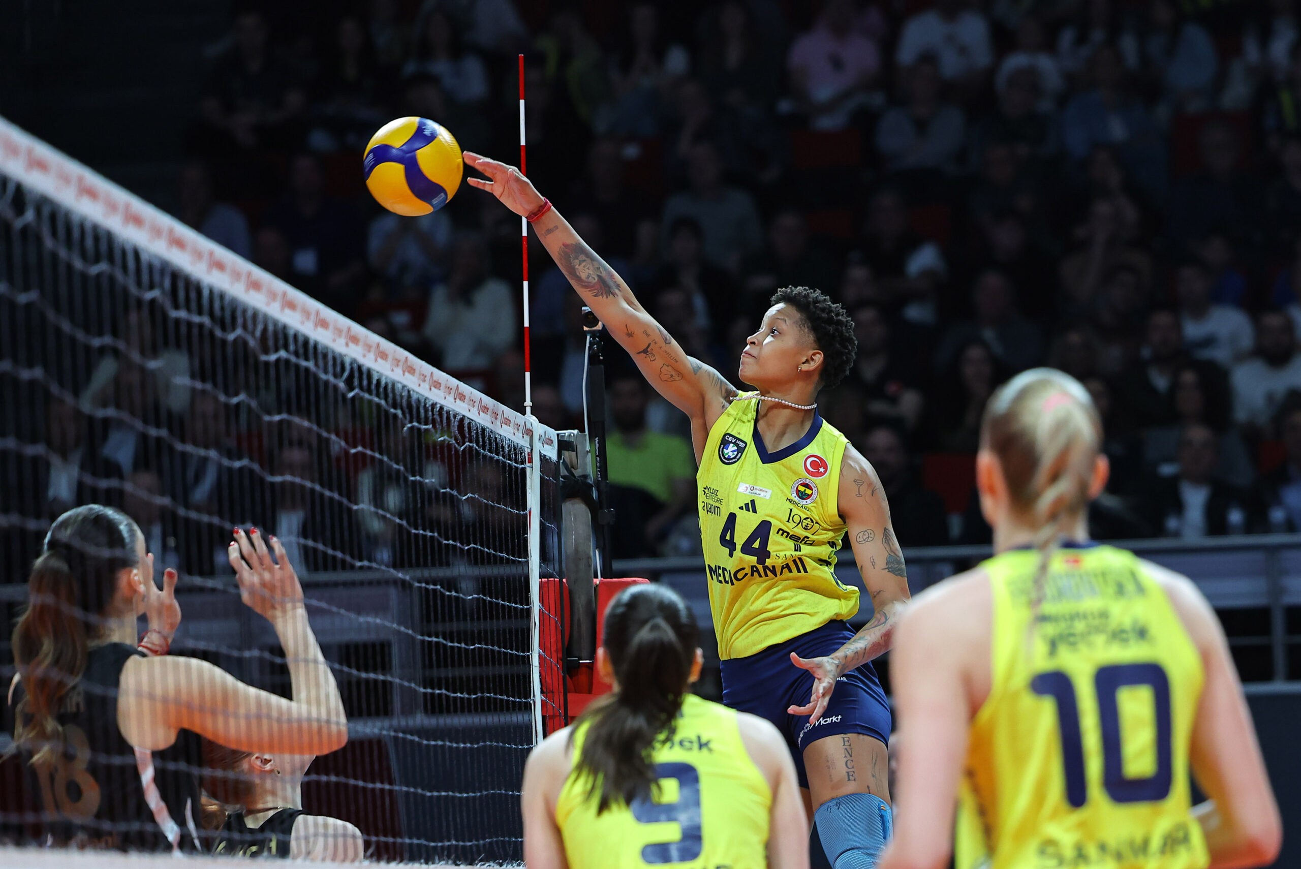 VakıfBank, Fenerbahçe Medicana'yı 3-0 Geçti