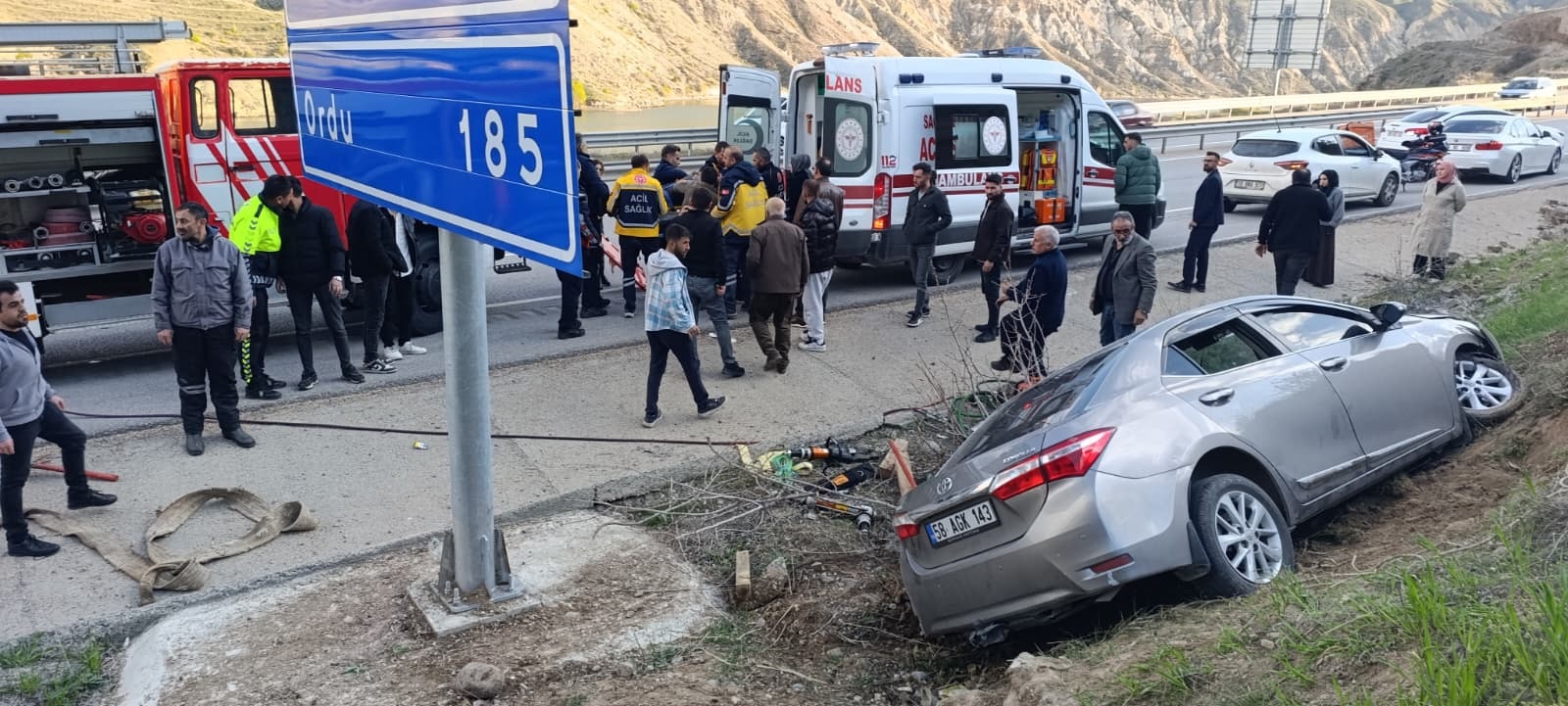 Sivas'ta Otomobil Devrildi: 3 Yaralı