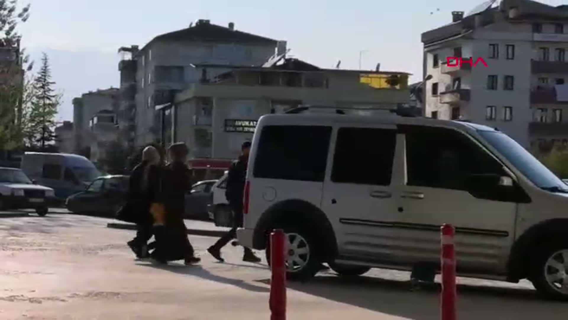 Bursa'da 3 Yaşındaki Çocuk Balkonundan Düşerek Ağır Yaralandı