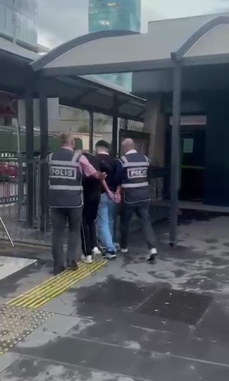 İzmir'de 2 Firari Hükümlü Depoda Yakalandı