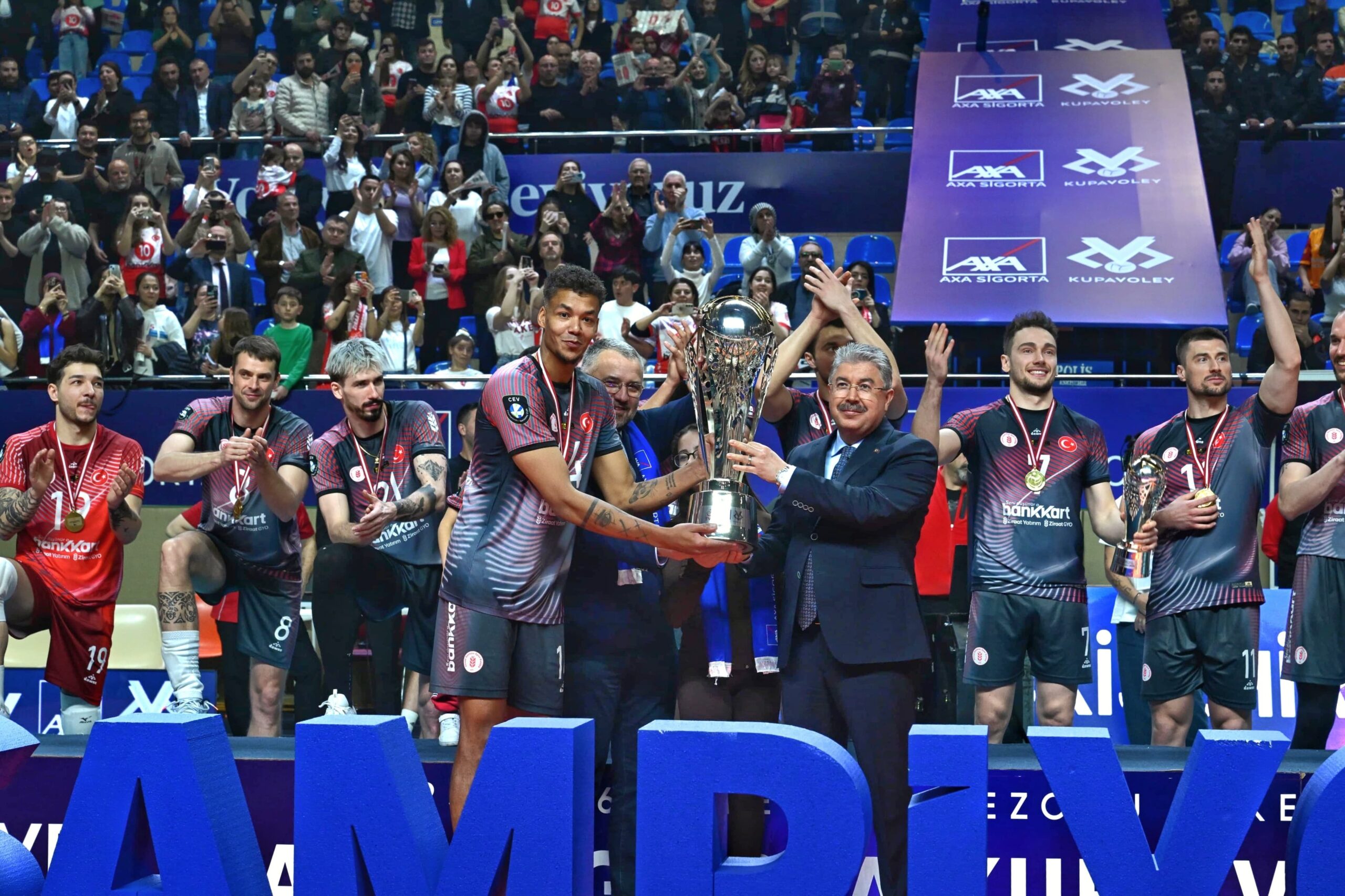 Ziraat Bankkart, AXA Sigorta Kupa Voley'de Şampiyonluğunu İlan Etti