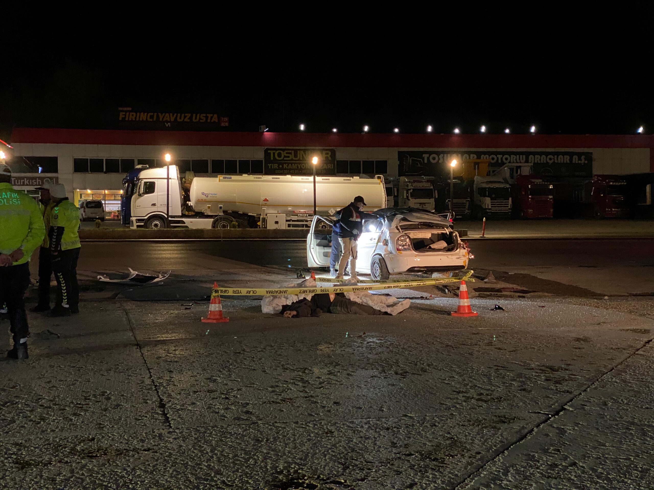 Takla atan otomobilin çarptığı TIR sürücüsü hayatını kaybetti