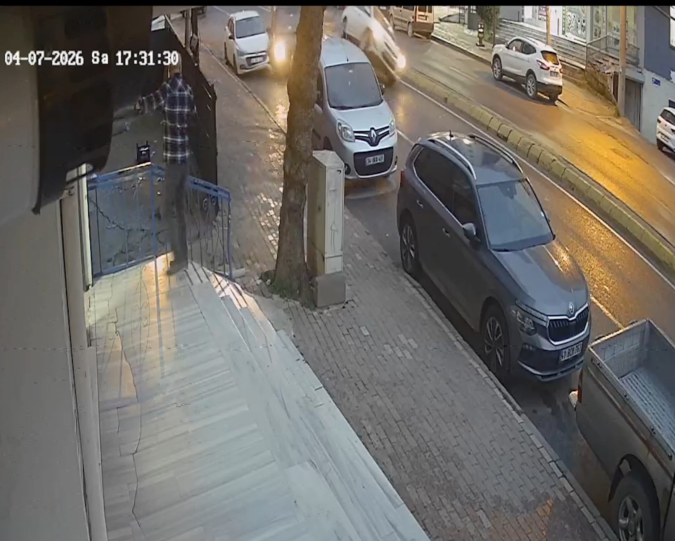 Otomobilin Market İçine Girdiği Kaza Güvenlik Kamerasında