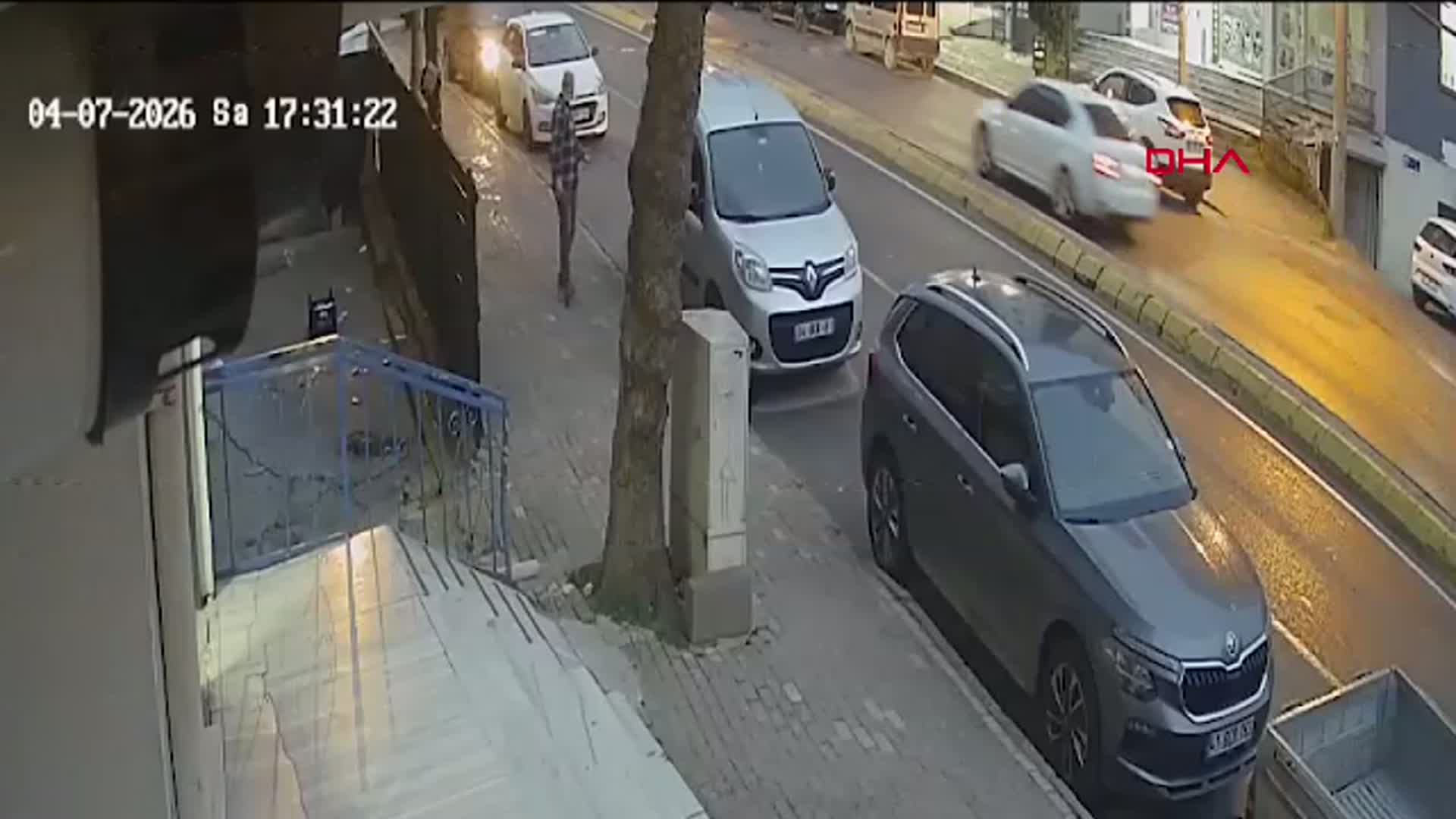 Kocaeli’de Kontrolden Çıkan Otomobil, Bir Marketi Tartışma Konusu Haline Getirdi