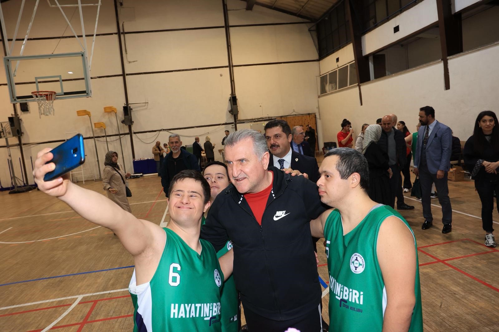 Bakan Bak, Down Sendromlu Sporcularla Basketbol Maçı Yaptı