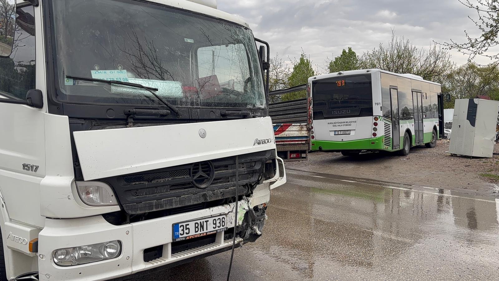 Bursa'da Halk Otobüsü ile Nakliye Kamyonu Çarpıştı: 2 Yaralı