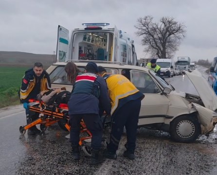 Çorum'da Otomobillerin Kafa Kafaya Çarpışması: 3 Yaralı