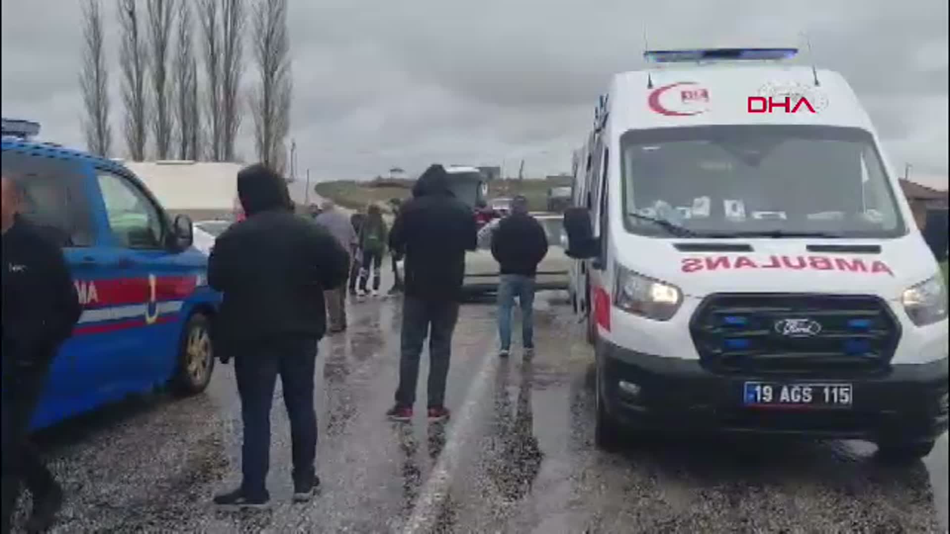 Çorum'da Trafik Kazası: İki Otomobil Kafa Kafaya Çarpıştı, 3 Yaralı