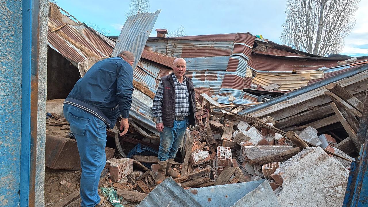 Yozgat'ta Ahır Çatısı Çöktü: 6 Büyükbaş Hayvan Kurtarıldı