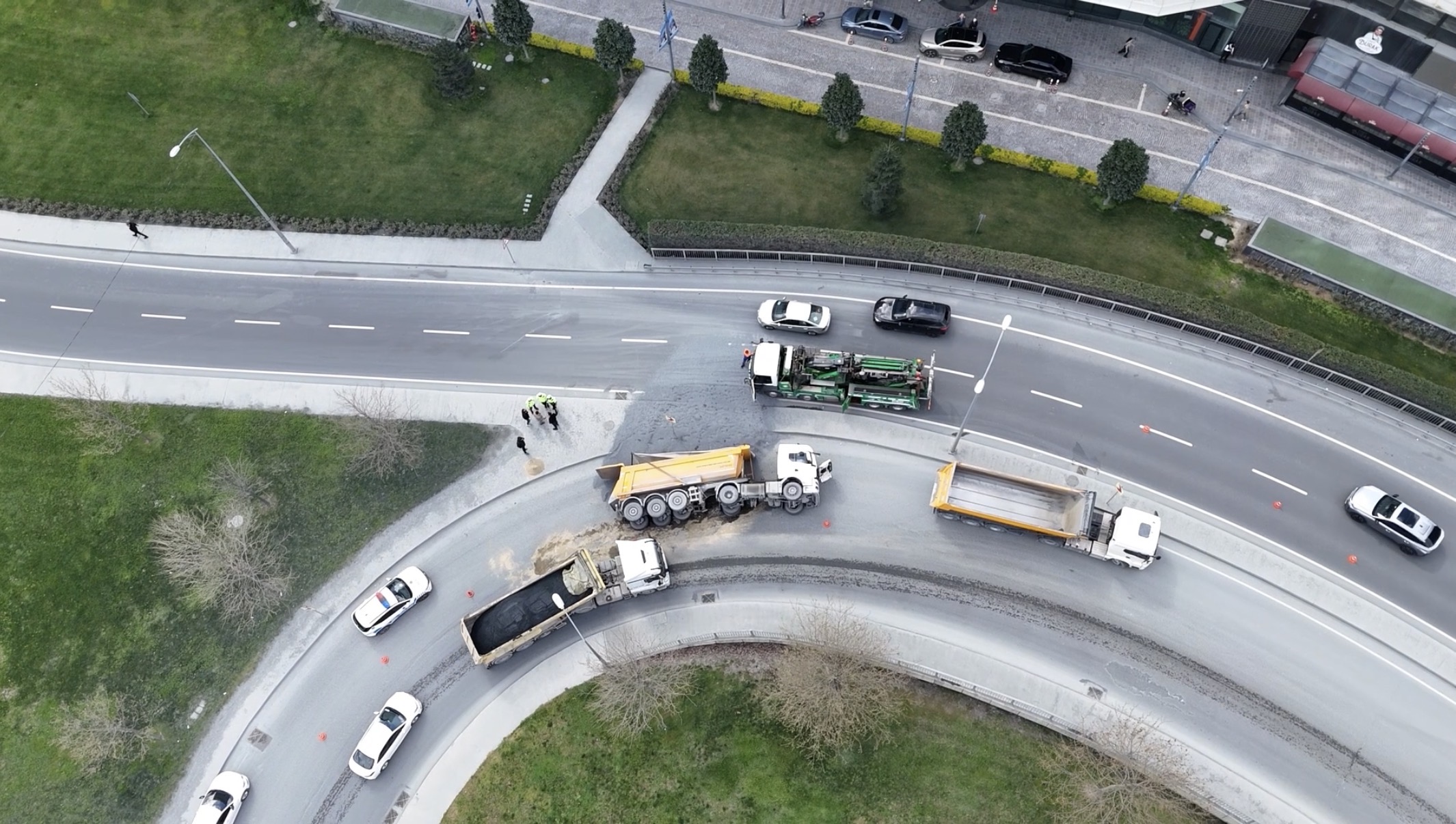 Sarıyer'de Hafriyat Kamyonu Devrildi: Şoför Yaralı