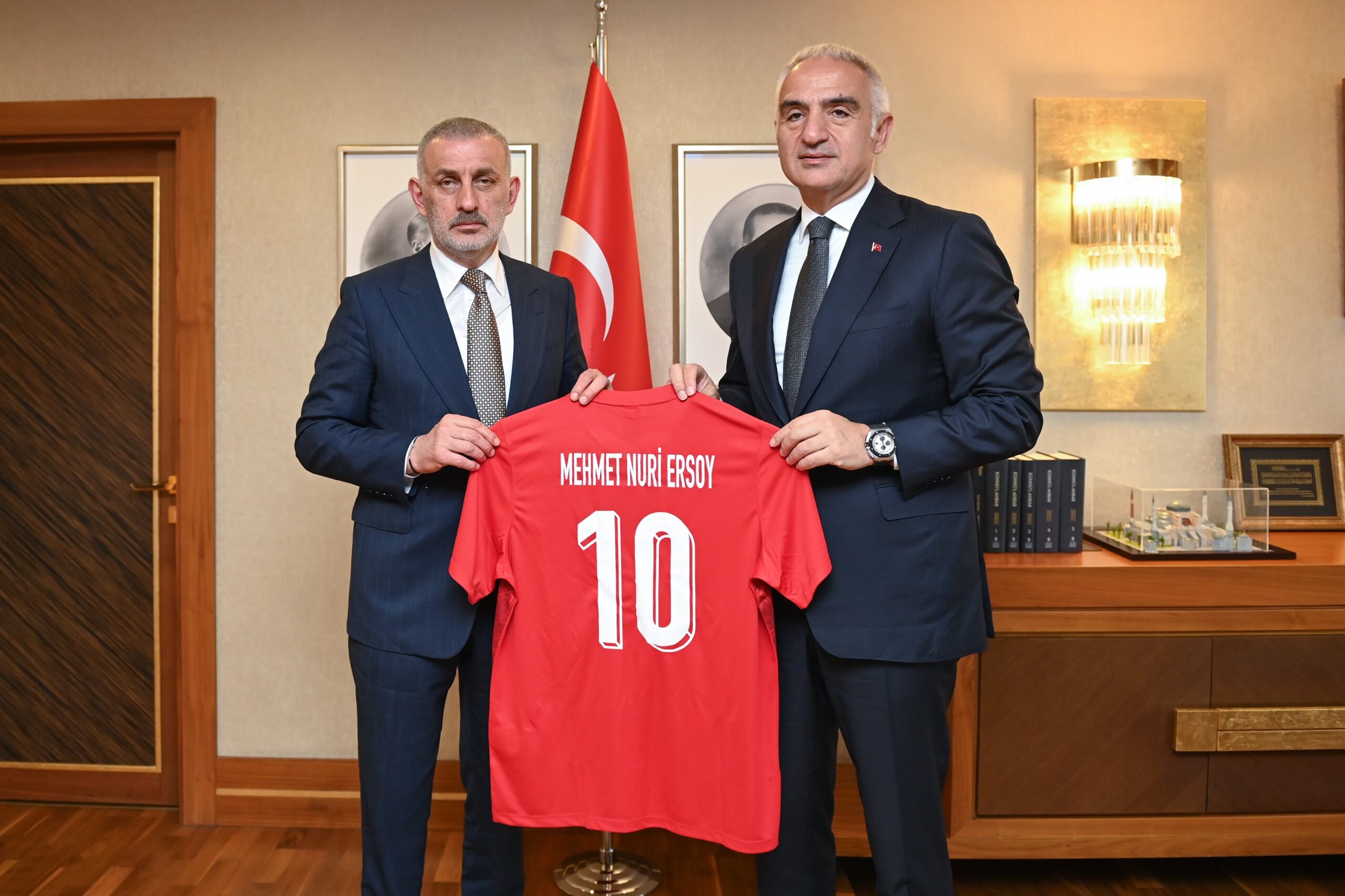 Bakan Ersoy, TFF Başkanı Hacıosmanoğlu ile Dünya Kupası Hazırlıklarını Görüştü