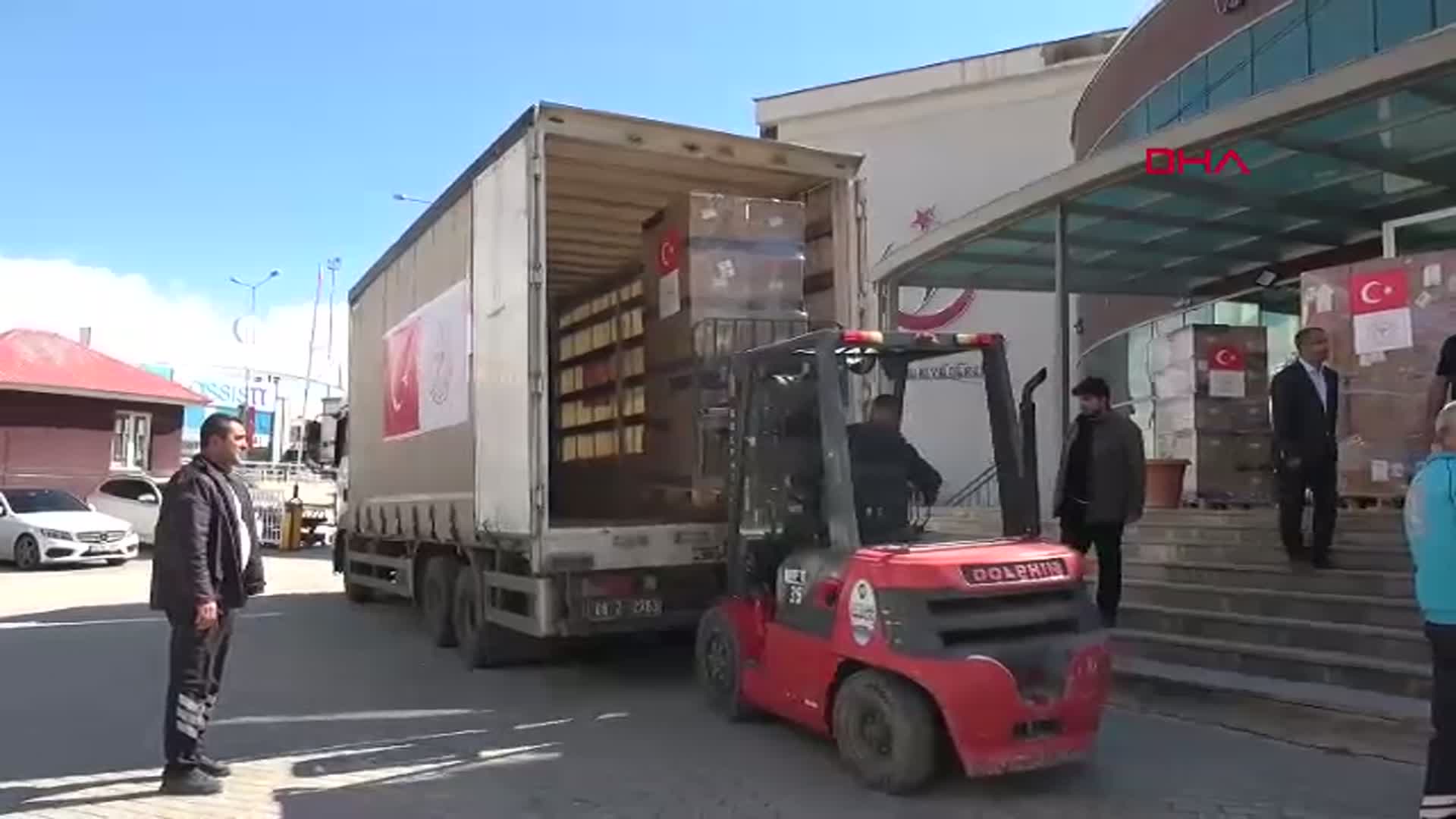 Van'dan Tahran'a Yardım TIR'ları Yola Çıktı