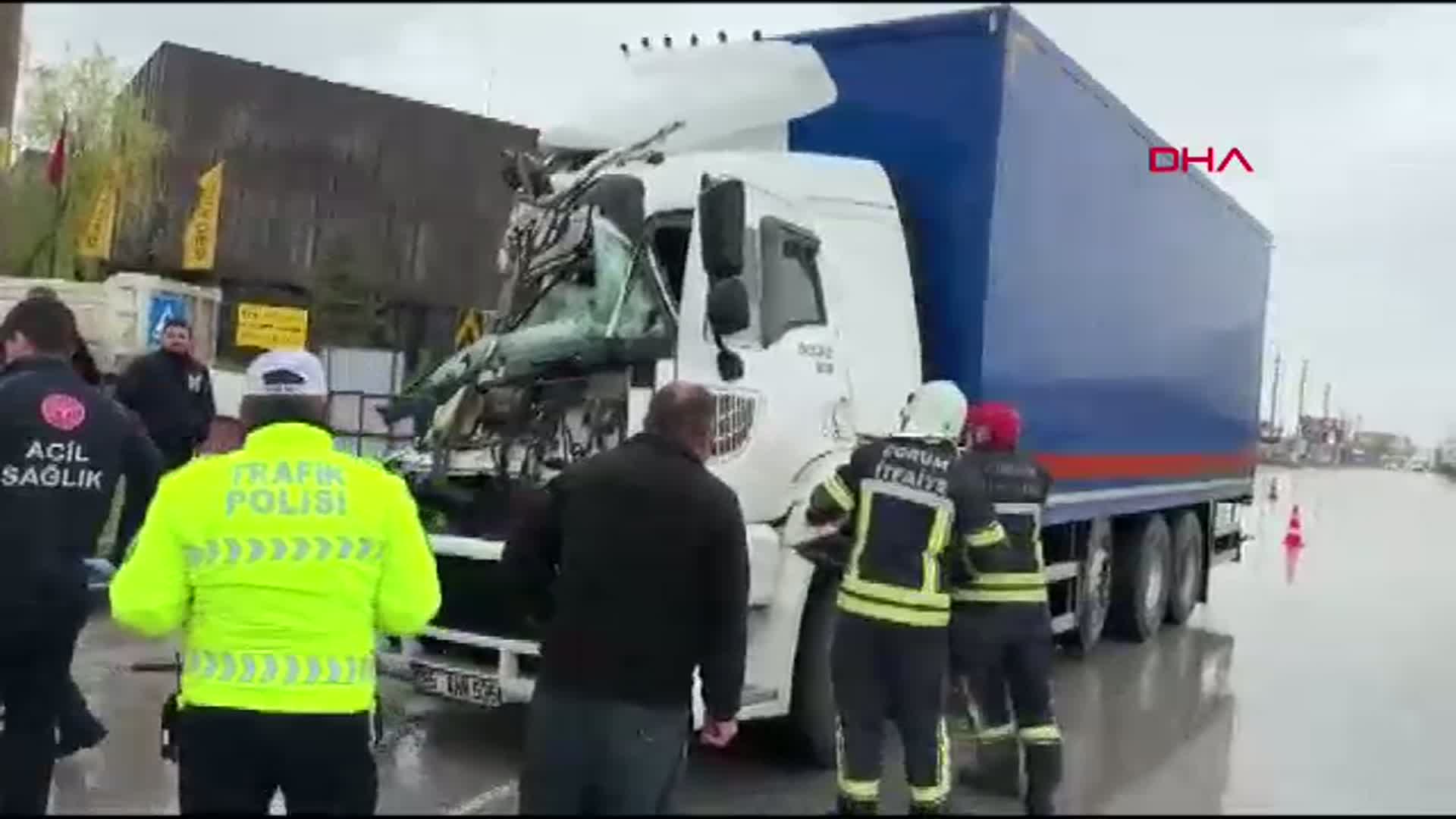 Çorum'da Kamyon Kazası: Sıkışan Şoförü İtfaiye Kurtardı
