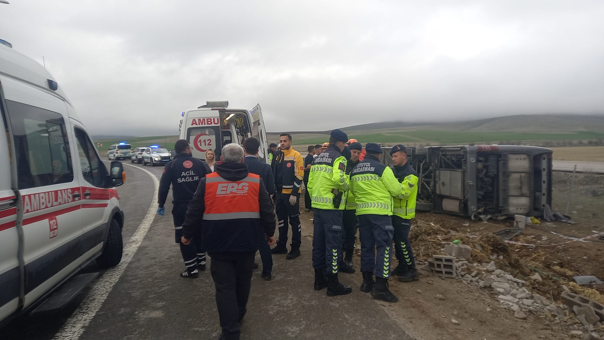 Aksaray'da Tur Otobüsü Devrildi: 20 Kişi Yaralandı