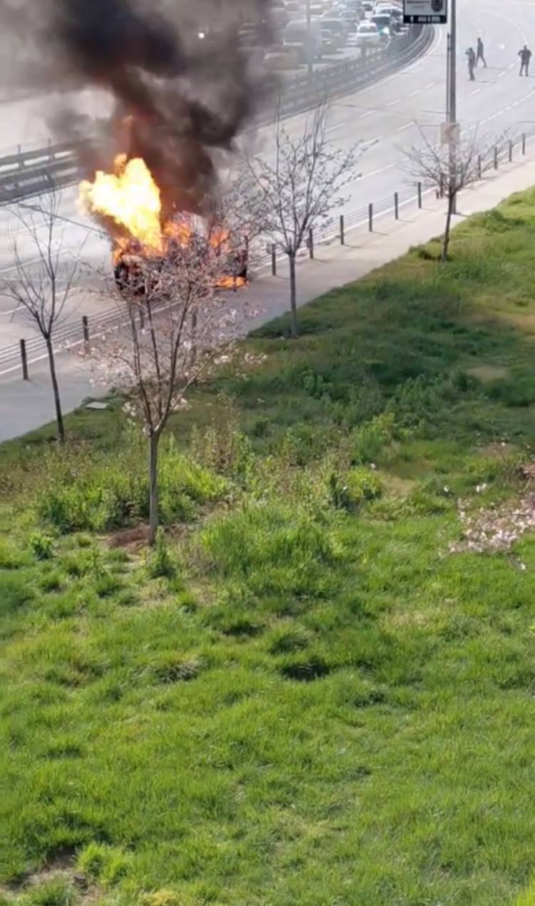 Zeytinburnu'nda Seyir Halindeki Otomobil Alev Alev Yandı