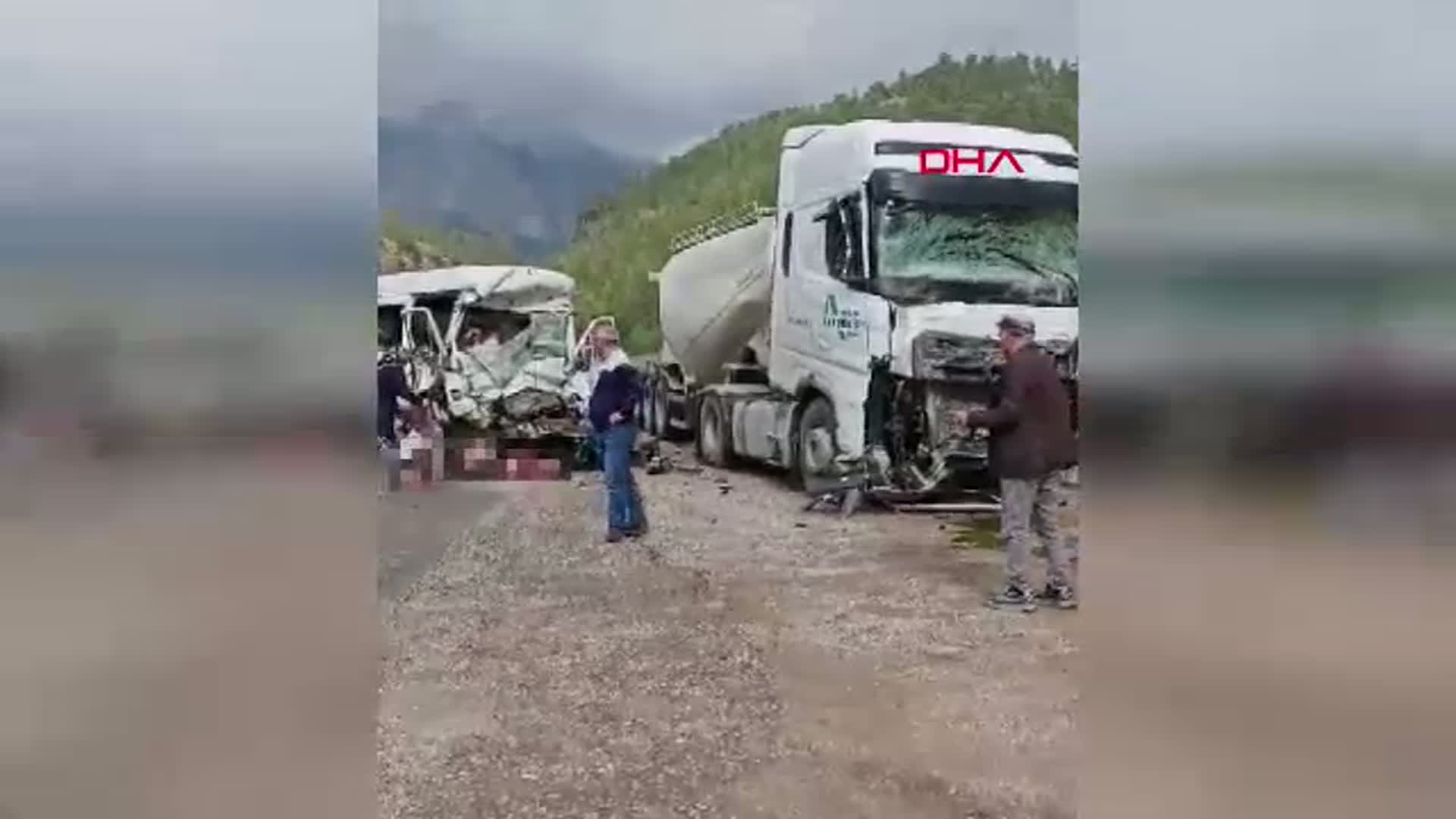 Antalya'da Feci Kaza: TIR ile Minibüs Çarpıştı, 7 Ölü, 7 Yaralı