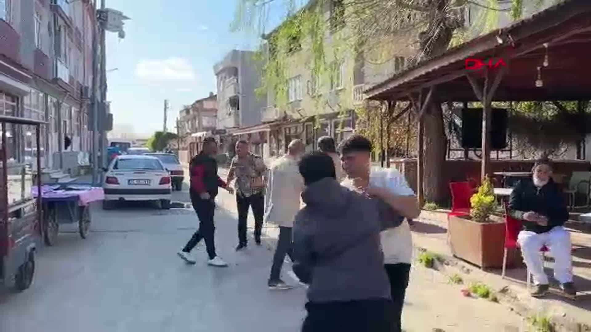 Edirne'de Polisler, Bayrak ve Çiçeklerle Karşılandı