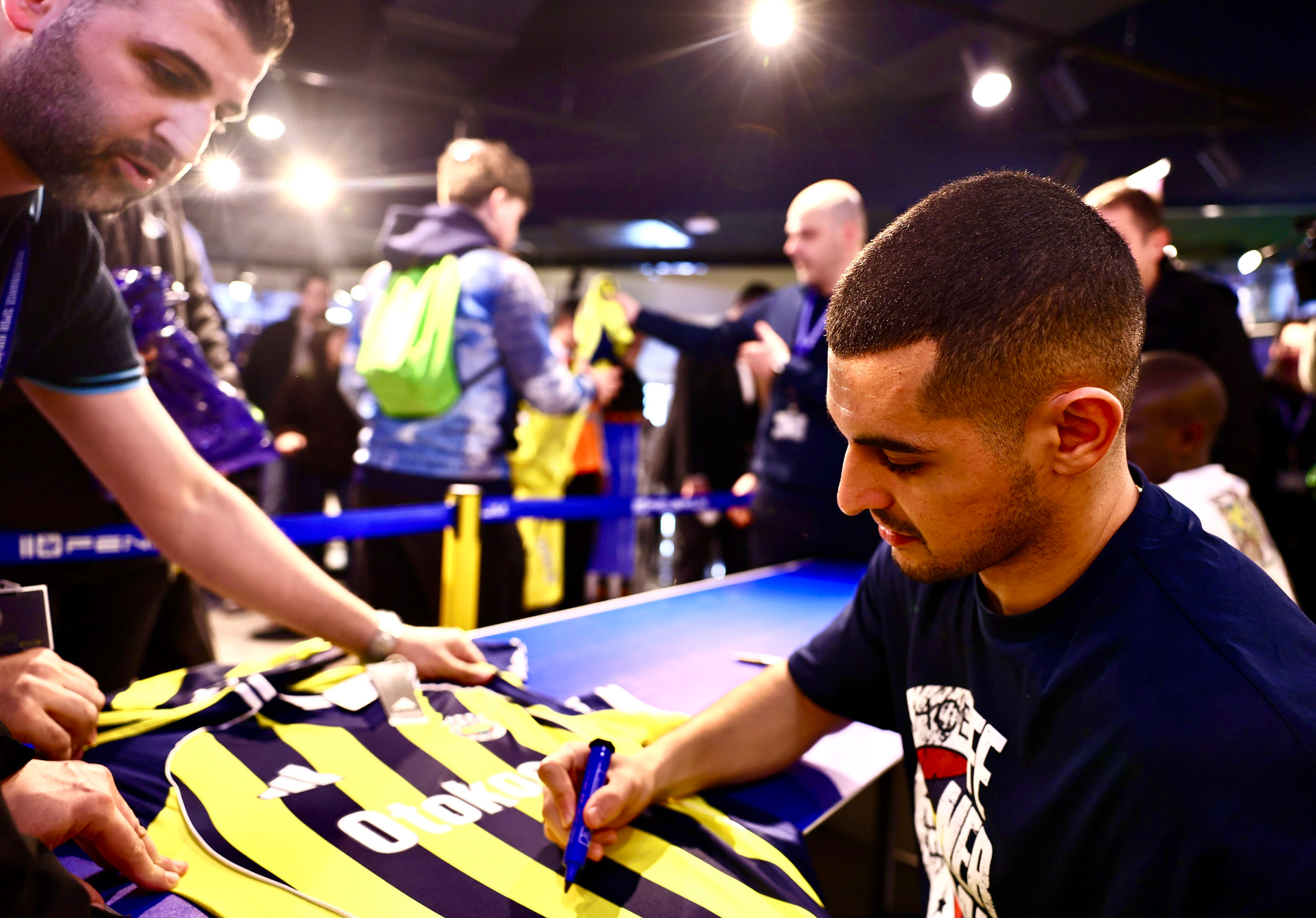 Fenerbahçe'nin Yıldızları Kante ve Mercan, İmza Gününde Taraftarlarıyla Buluştu