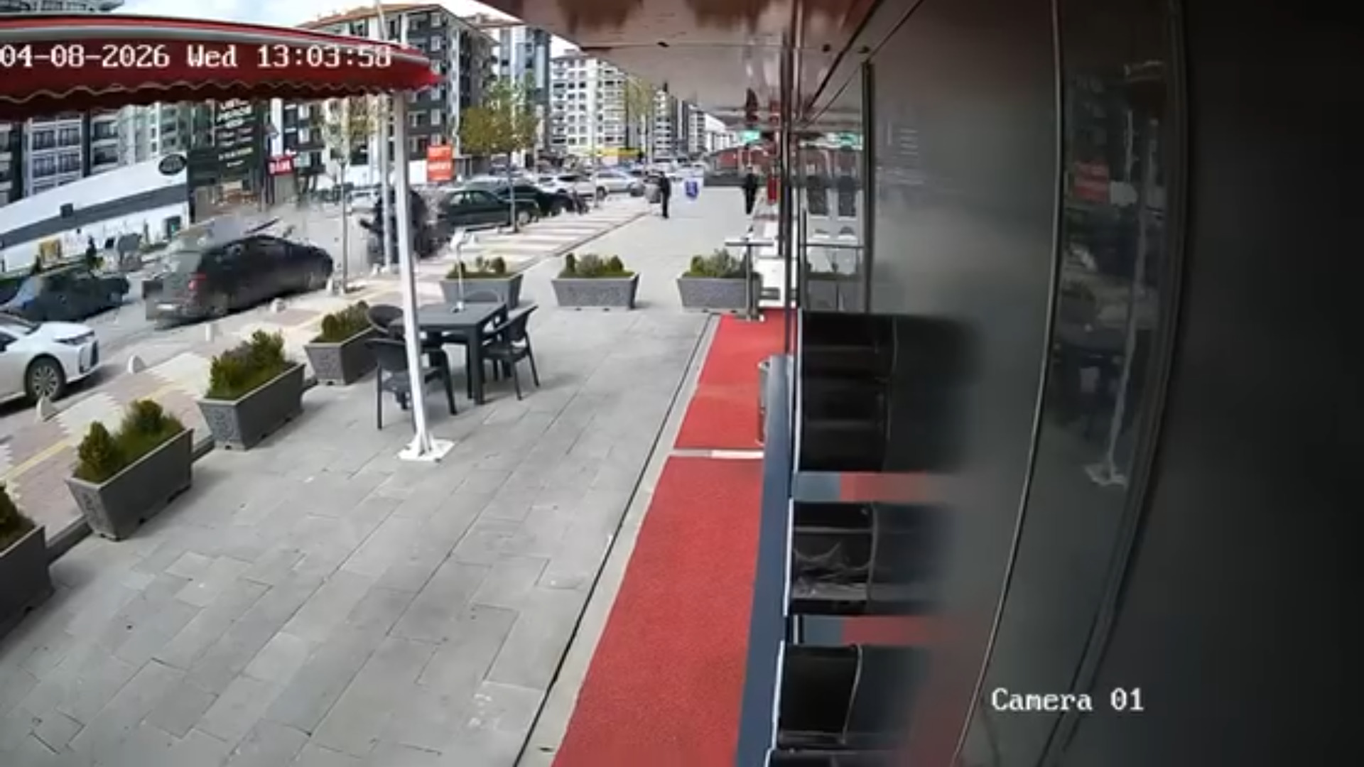 Direksiyon Hakimiyetini Kaybeden Otomobil Park Halindeki Araçlara Çarptı