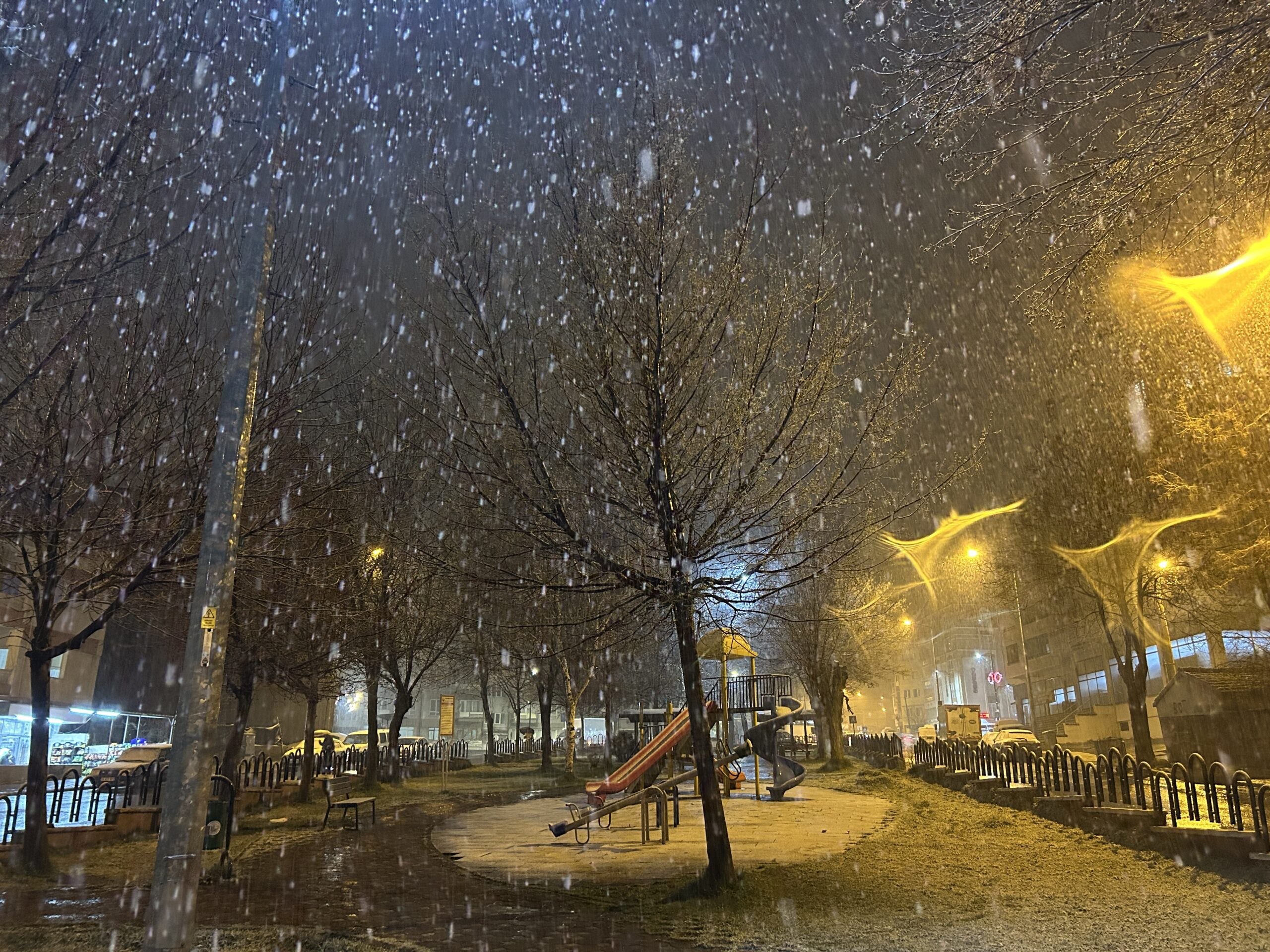 Sivas'ta Nisan Ayında Kar Yağışı
