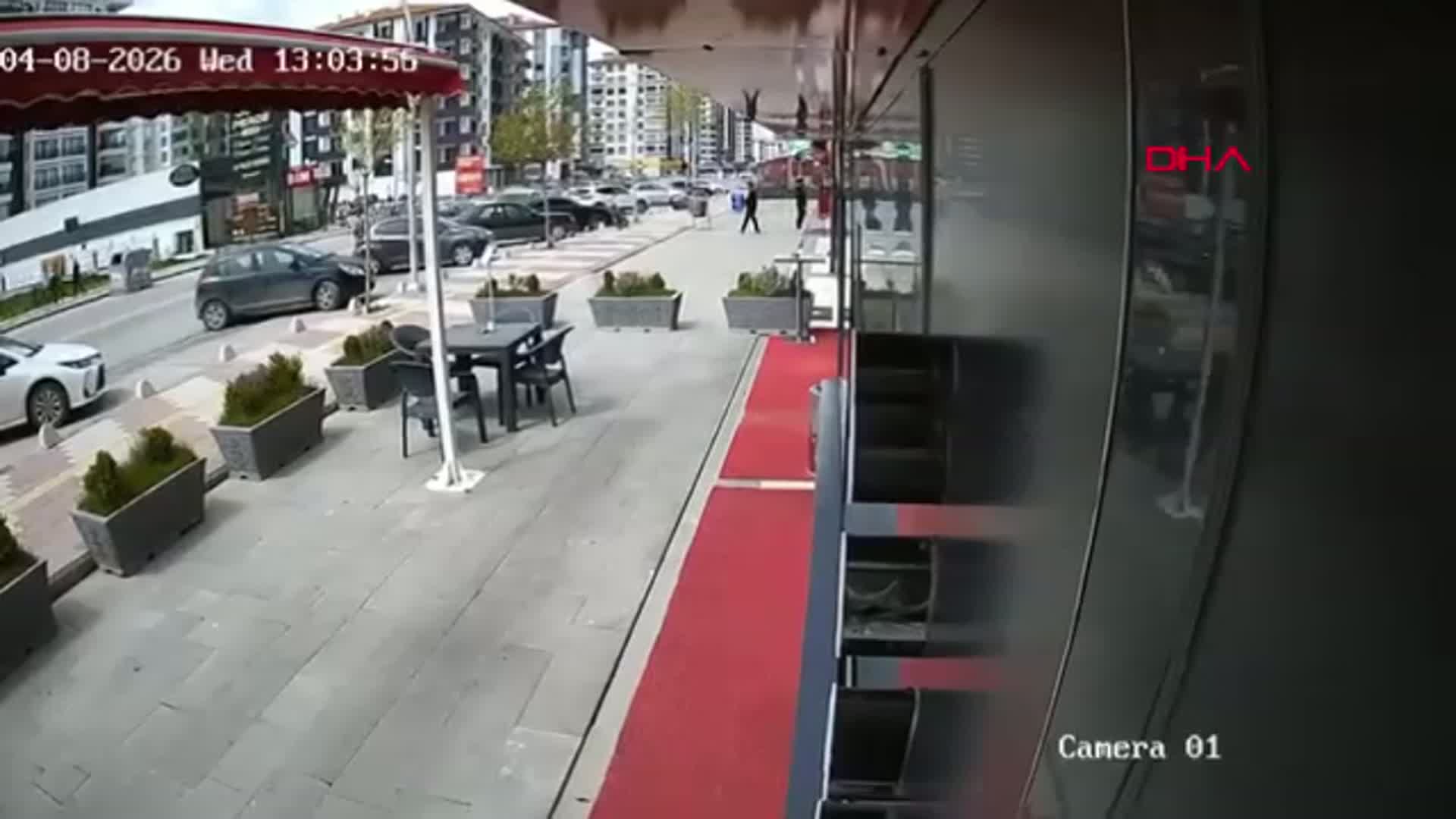 Malatya'da Otomobil Park Halindeki Araçlara Çarpınca Kaza Anı Güvenlik Kamerasında