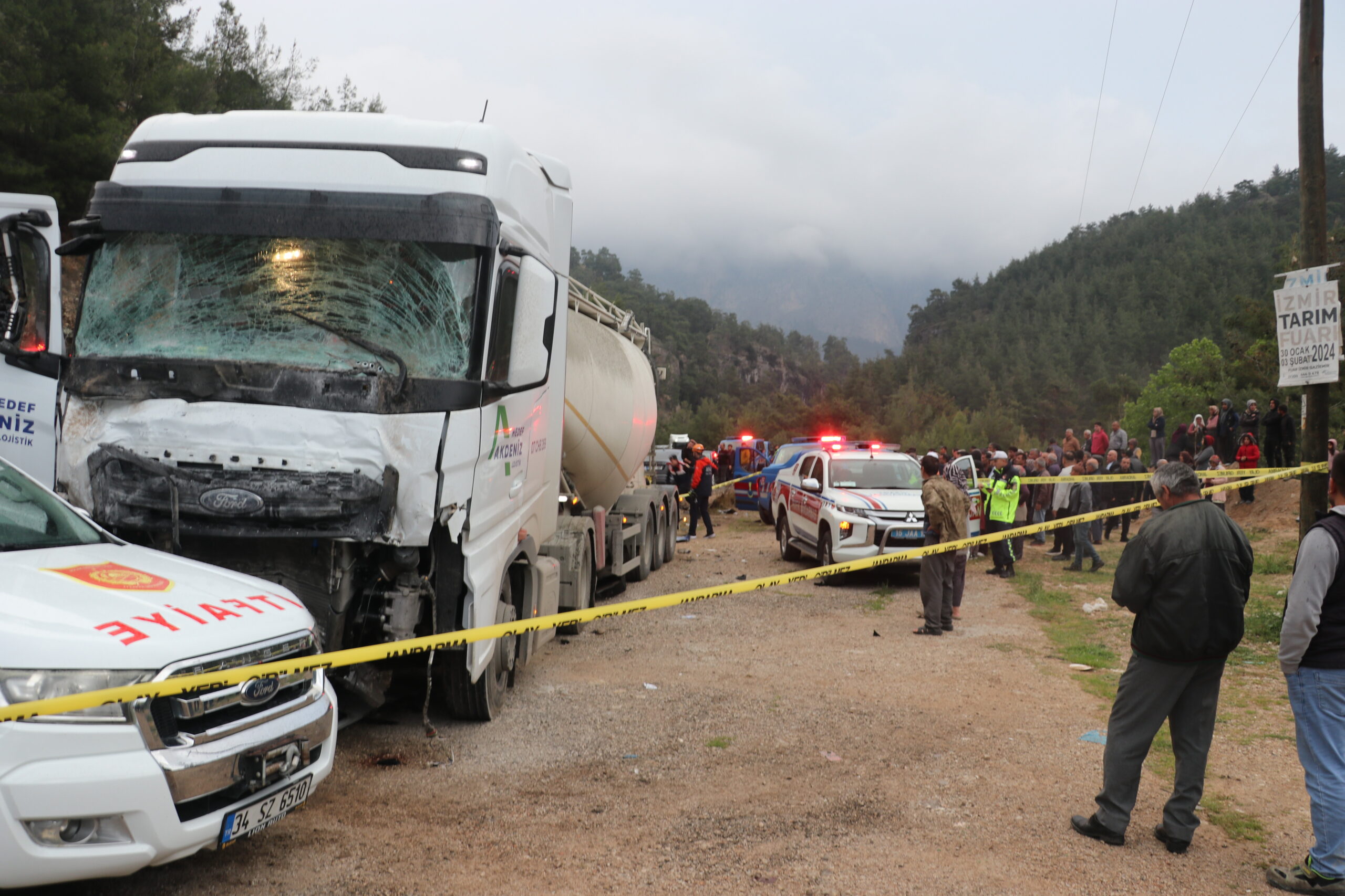 Antalya'da Minibüs ve TIR Çarpışması: 7 Kişi Hayatını Kaybetti