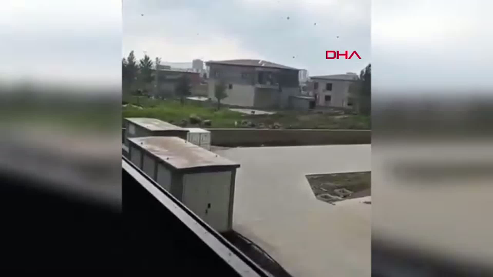 Diyarbakır'da Kuvvetli Rüzgar Çatıyı Uçurdu, Anlar Kamerada
