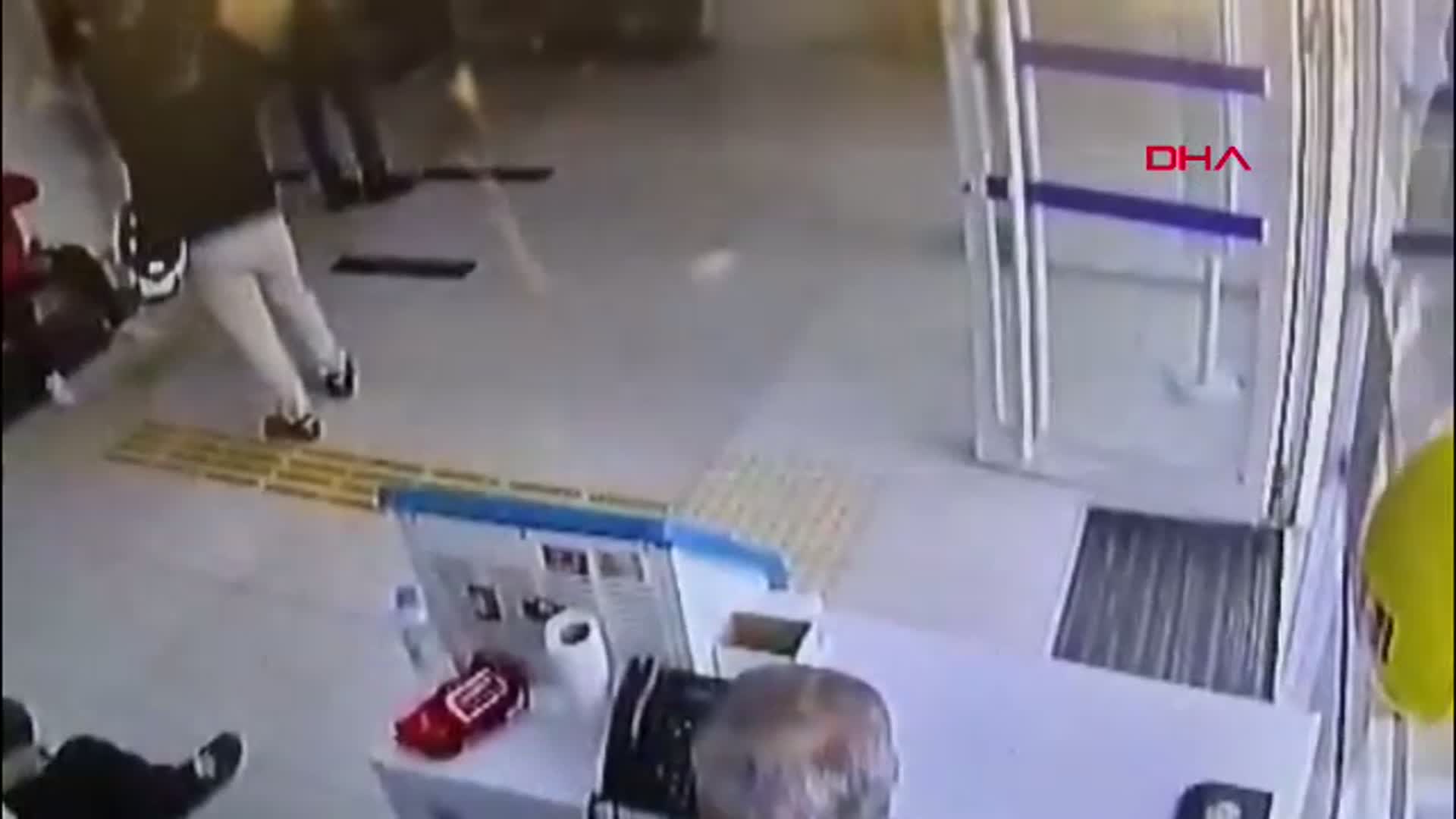 Mersin'de Satırla Soygun Girişimi: Maskeli Şüpheli Polisten Kaçamadı