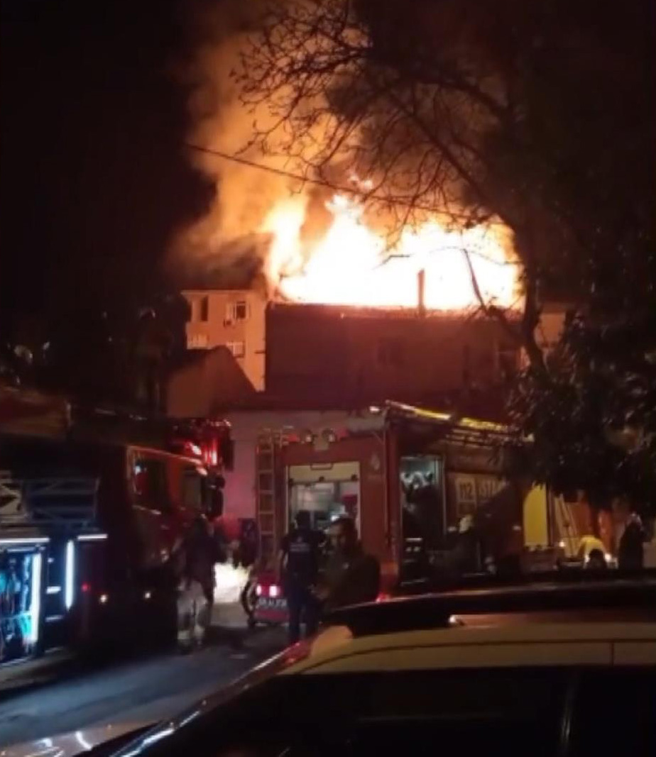 Kartal'da 3 Katlı Bina Çatısında Yangın: 2 Kişi Dumandan Etkilendi