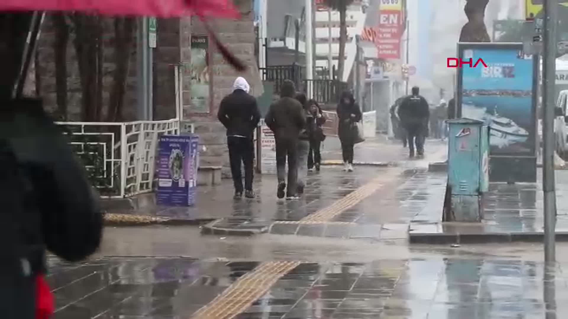 Van'da Nisan Ayında Yağan Kar 11 Yerleşim Yerini Ulaşıma Kapattı