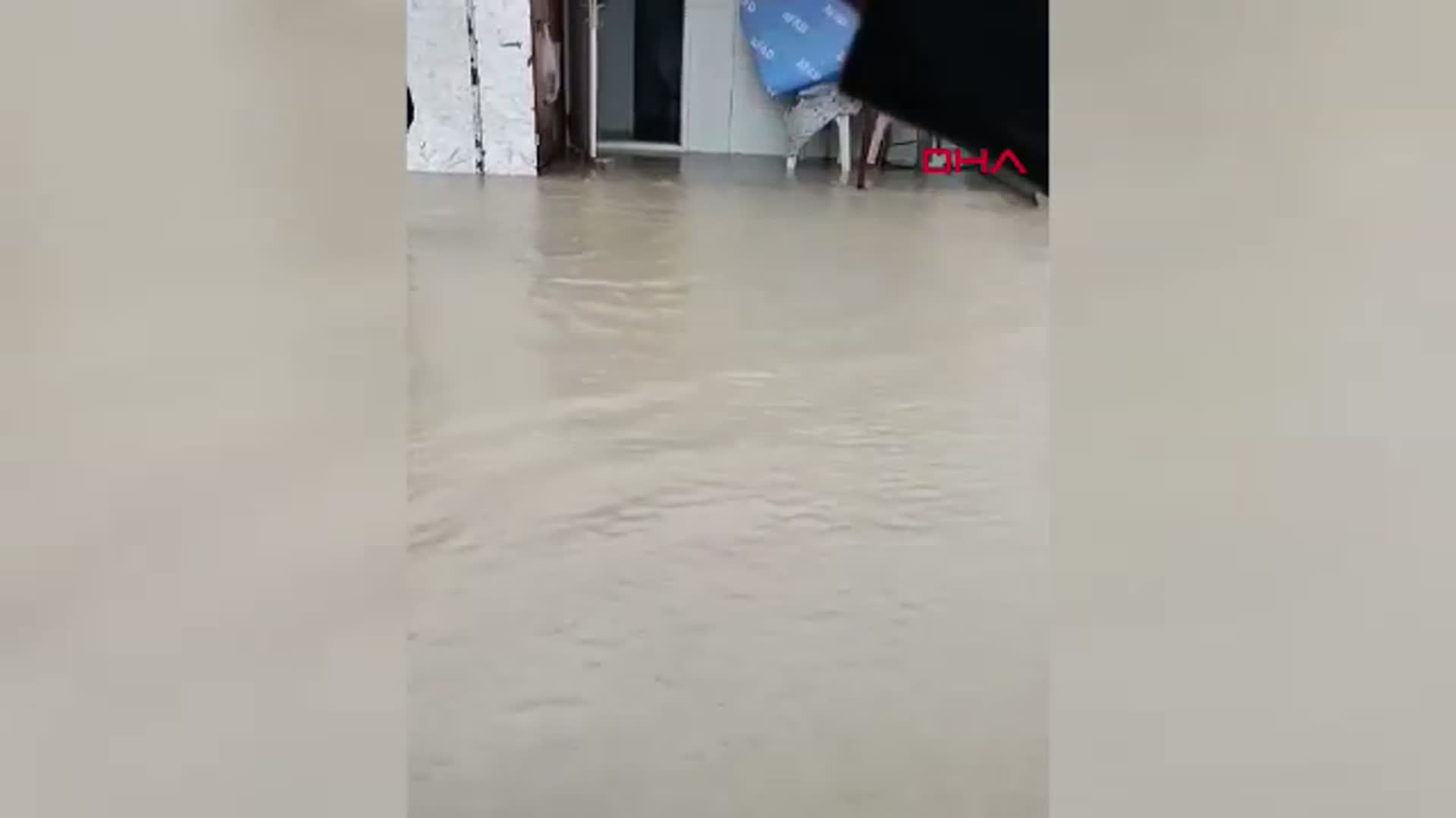 Hatay'da Şiddetli Yağış: Yollar Göle Döndü ve Evler Su Bastı