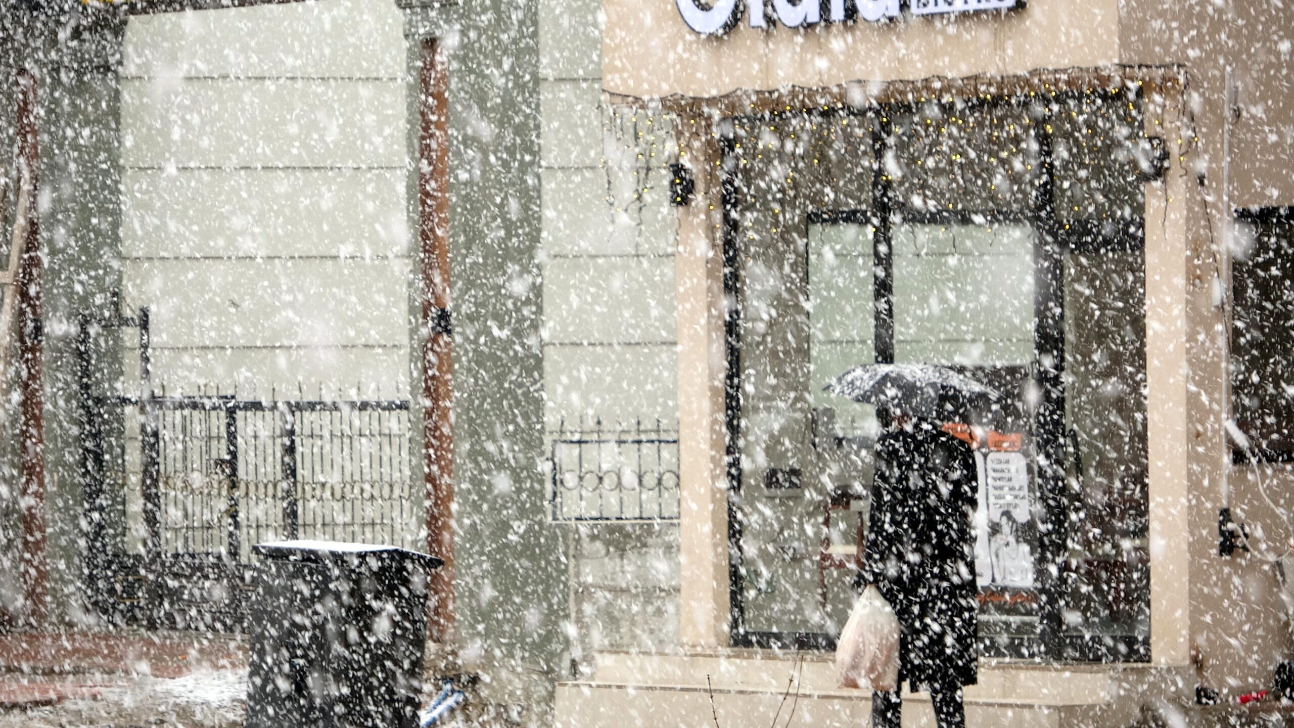 Van'da Nisan Ayında Kar Sürprizi; 11 Yerleşim Yeri Ulaşıma Kapandı