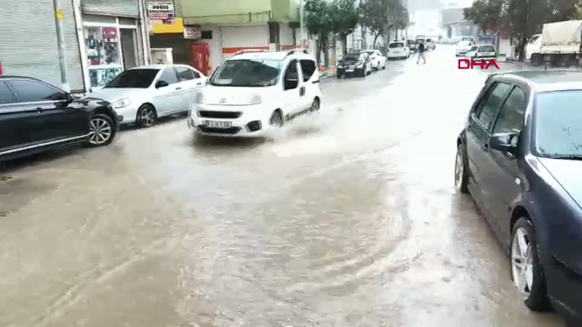 Kızıltepe'de Şiddetli Sağanak: Caddeler Su İçinde Kalıyor