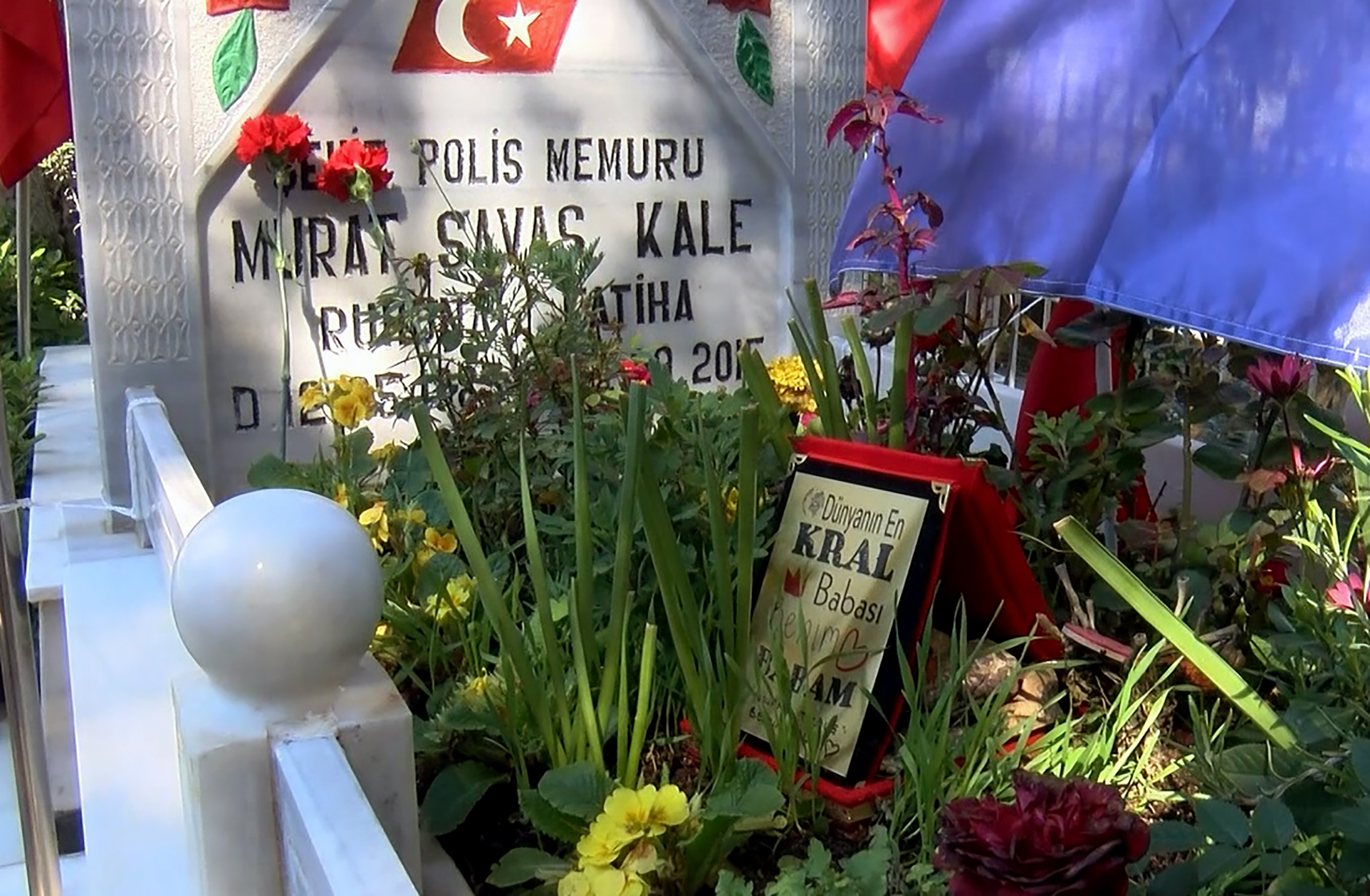 Şehit Polisin Mezarında Duygusal Anlar: 'Dünyanın En Kral Babası' Plaketi