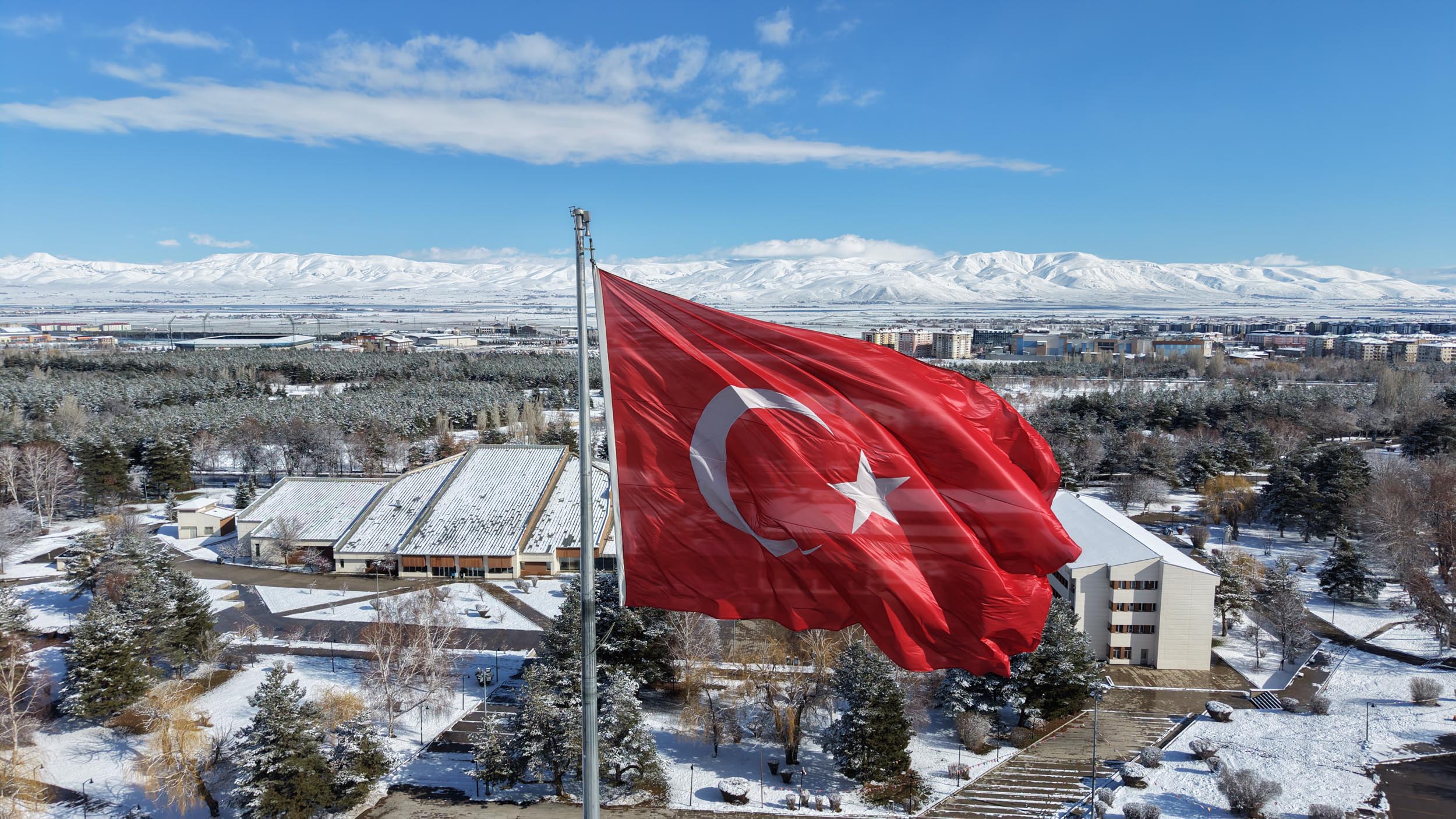 Erzurum ve Kars'ta Nisan Ayında Kar Yağışı; 73 Kırsal Mahalle Yolu Kapandı