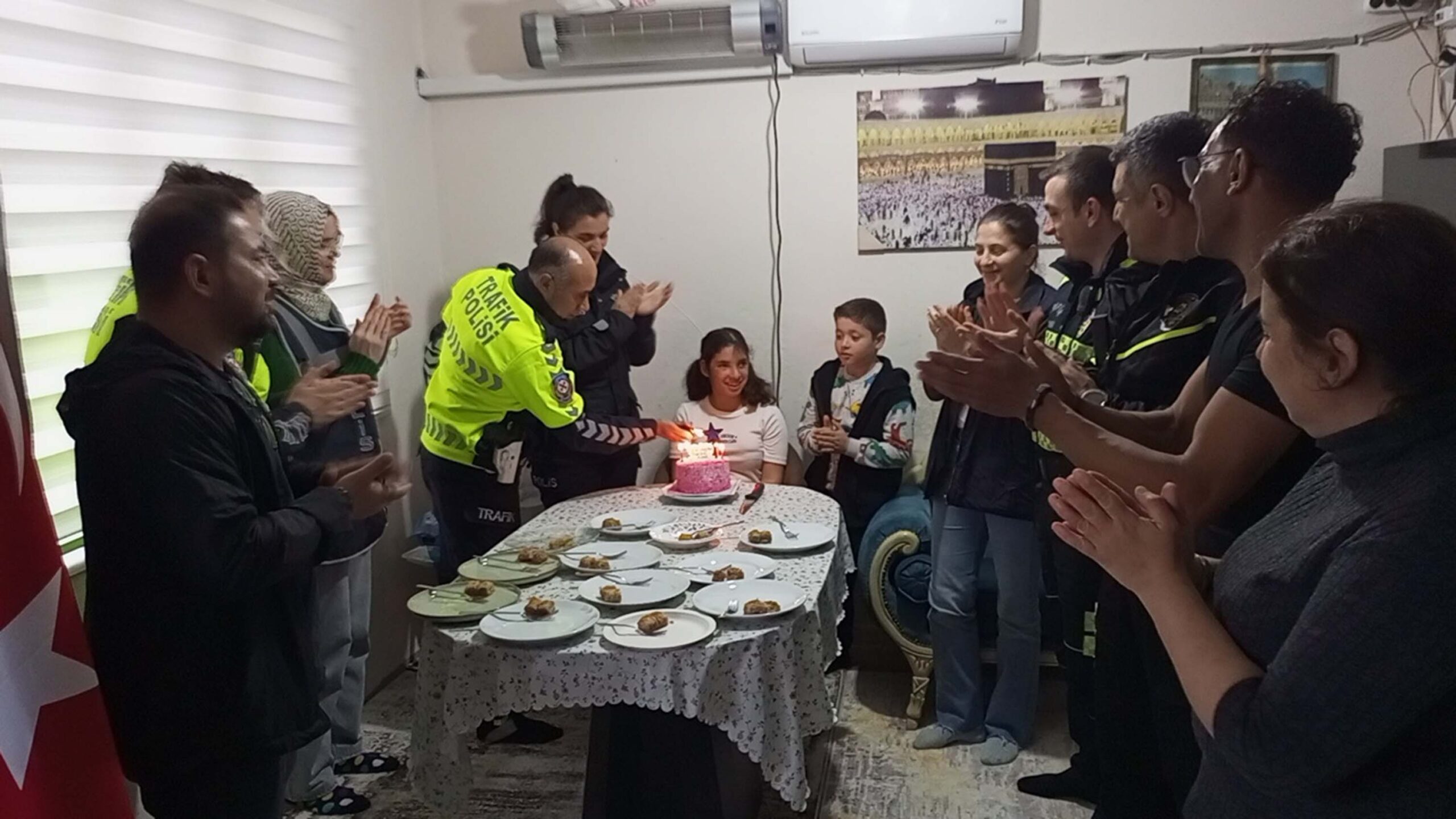 Polisin Sürprizi: Engelli Atike'nin Doğum Günü Kutlandı