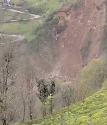 Rize'de Yamaçtan Düşen Kaya Dereye Yuvarlandı: O Anlar Kamerada