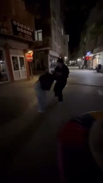 Bursa'da Genç Kızların Saç Saça Kavgası Kameralarda