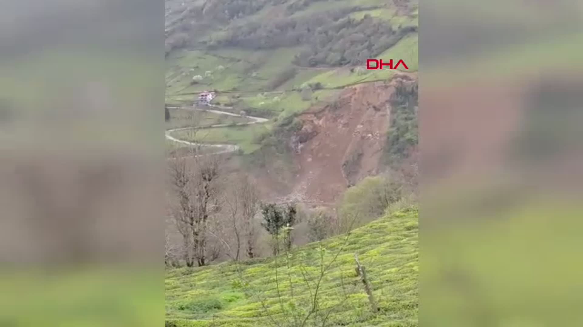 Rize'de Heyelan: Yamaçtan Kopan Dev Kaya Dereye Düştü