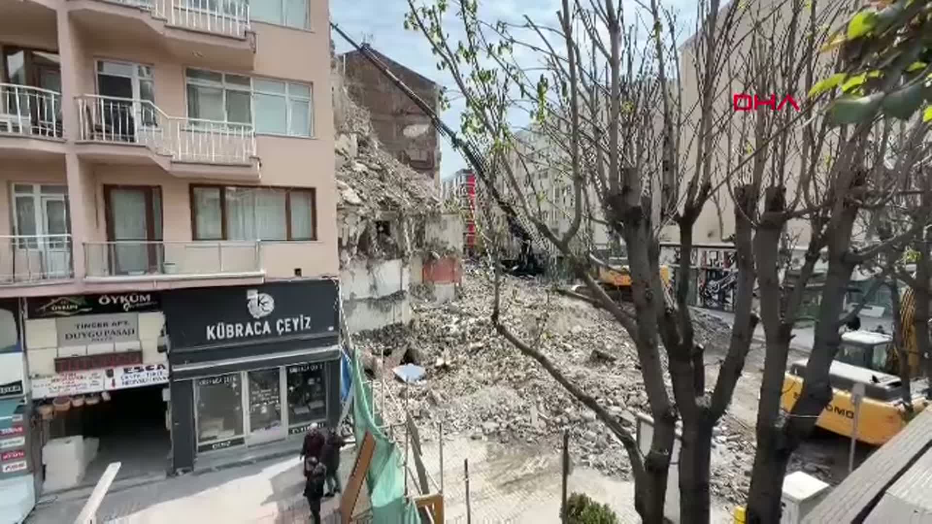 Eskişehir'de Yıkım Felaketi: Bitişik Dükkanın Duvarı Çöktü