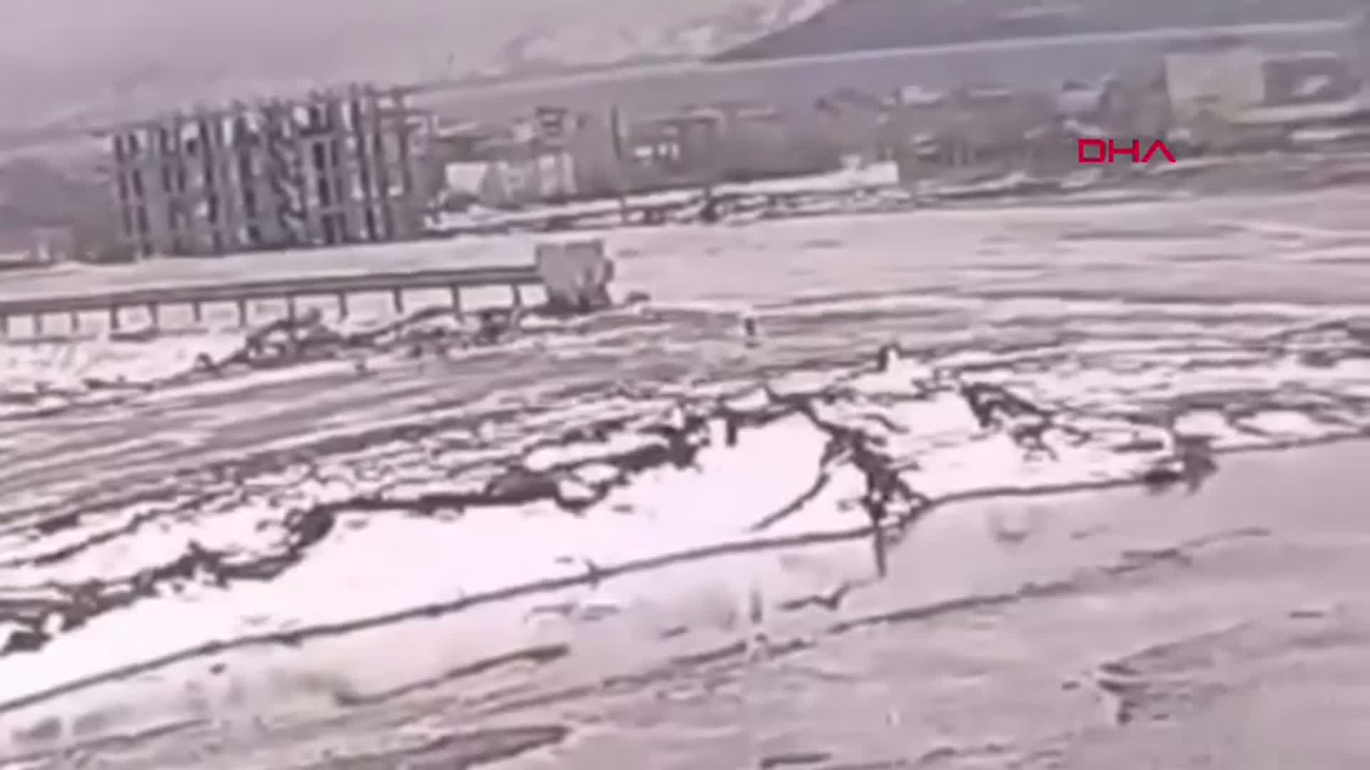Bitlis'te Takla Atan Otomobil Kazası Kamerada