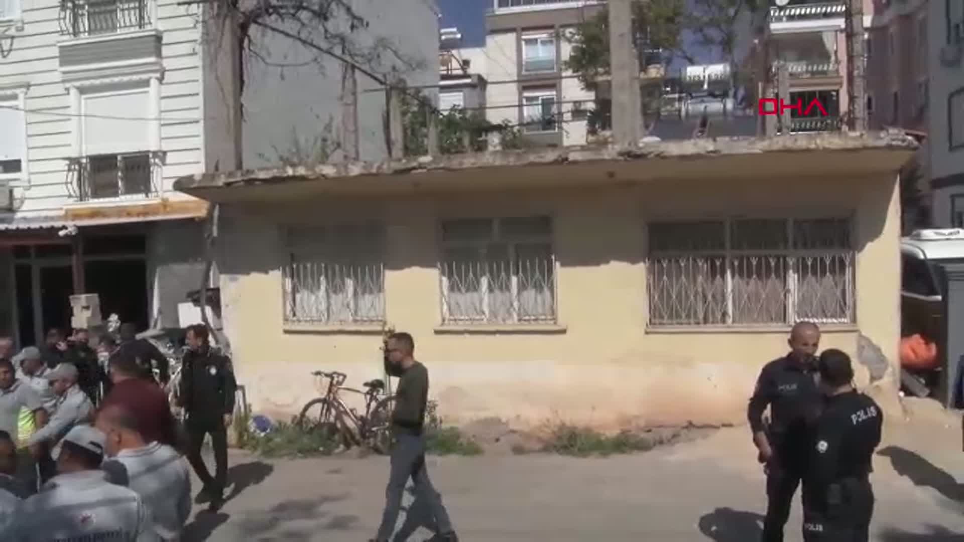 Antalya'da Müstakil Evden İnanılmaz Bir Temizlik Operasyonu: 20 Kamyon Çöp Çıkarıldı