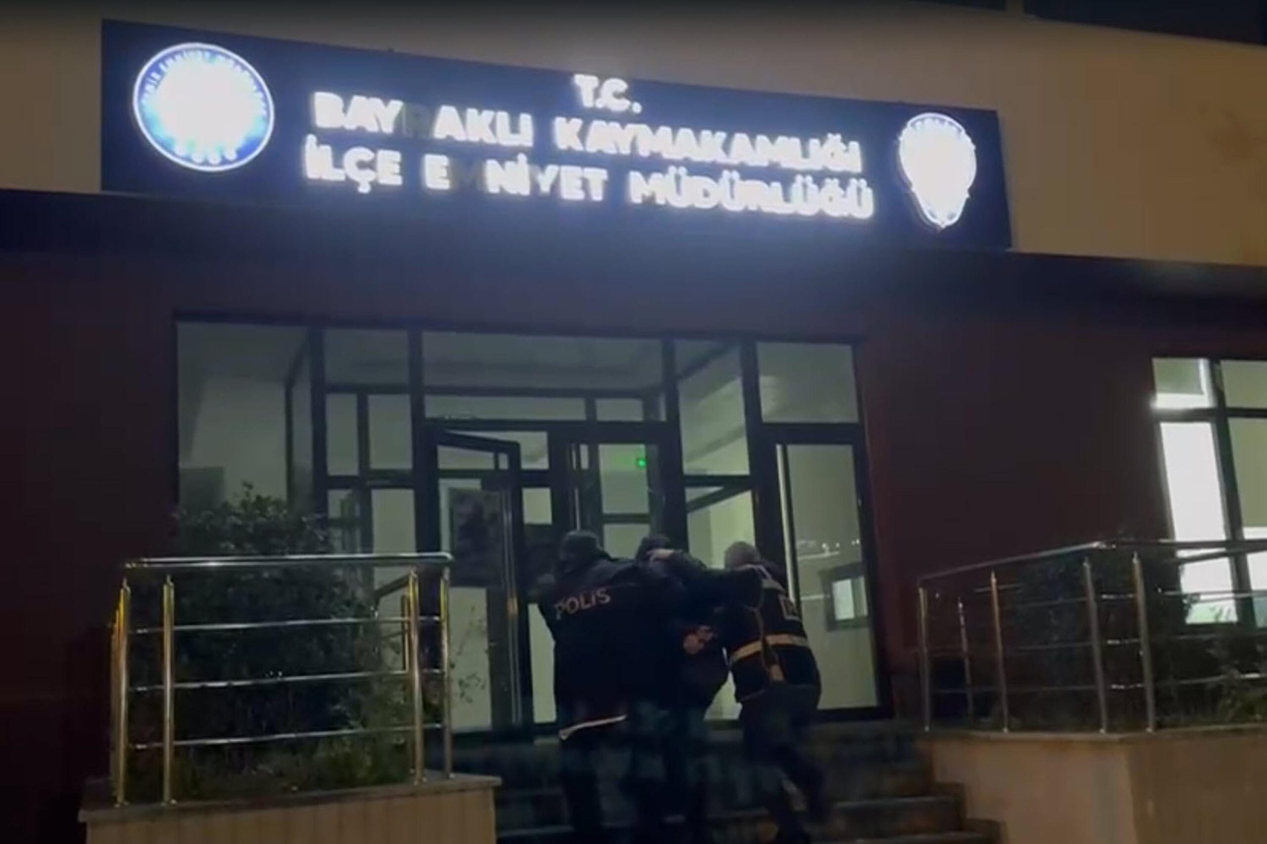 İzmir'de Uyuşturucu Operasyonu: 102 Bin Sentetik Hap Ele Geçirildi