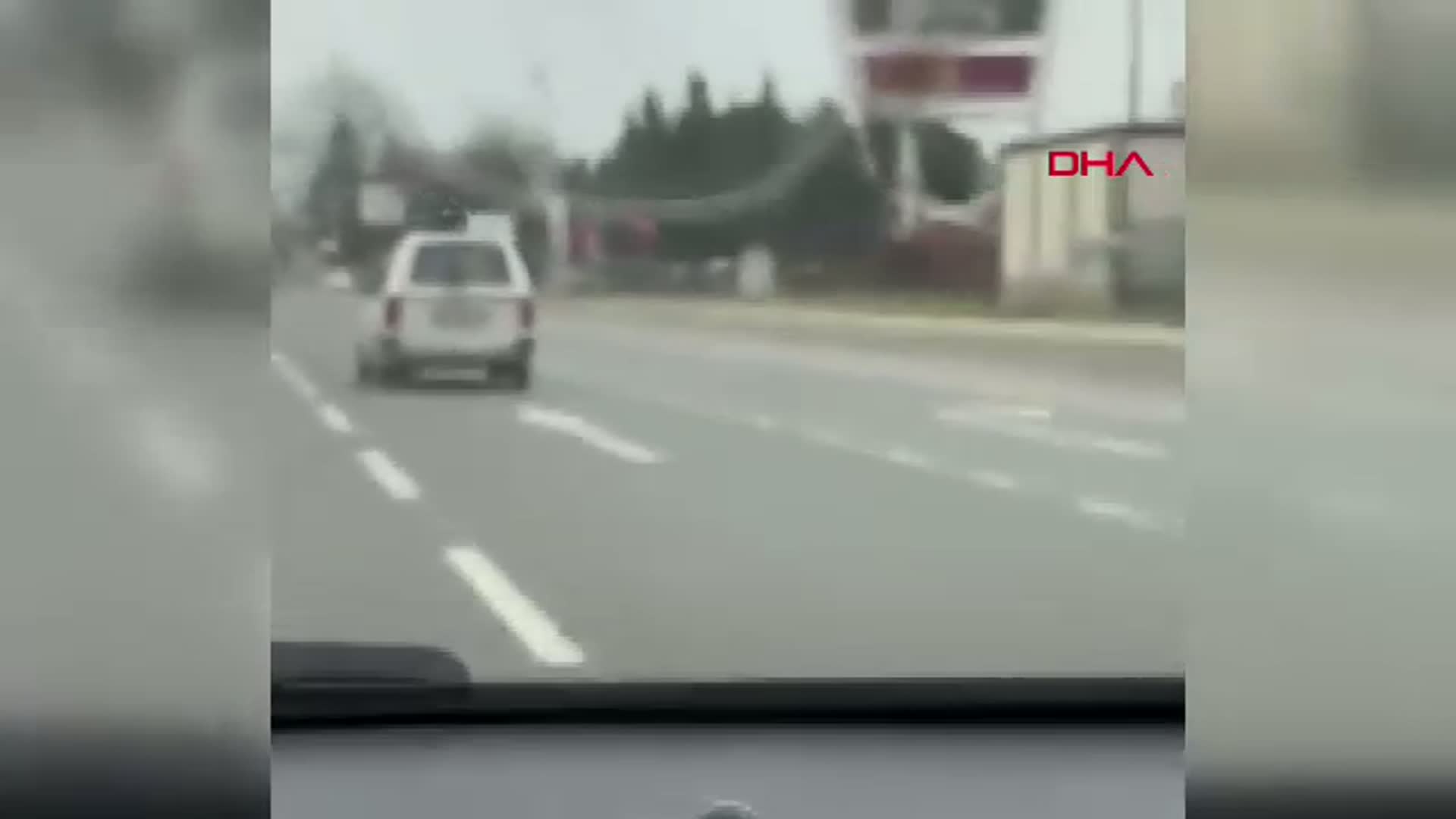 Bursa'da Seyir Halindeki Araçta Meraklı Bir Köpek Kameraya Yansıdı