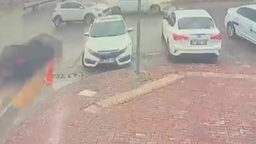 Şanlıurfa'da Kavşakta Otomobil Çarpışması: 3 Yaralı