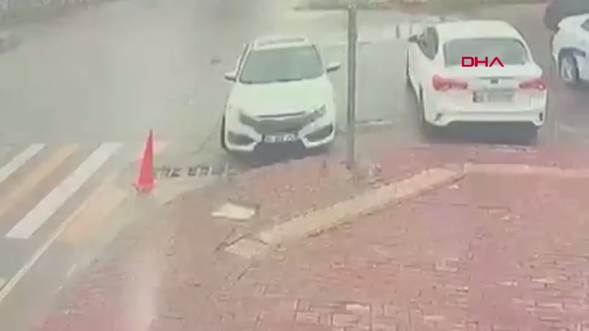 Şanlıurfa'da Kavşakta Yaşanan Kaza Güvenlik Kameralarına Yansıdı; 3 Yaralı
