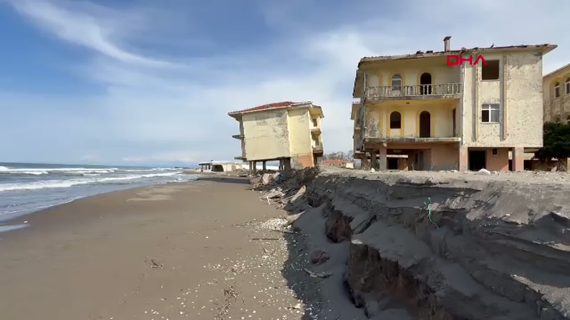 Sakarya'da Kıyı Erozyonu Sebebiyle Tahliye Edilen Villa Yan Yattı