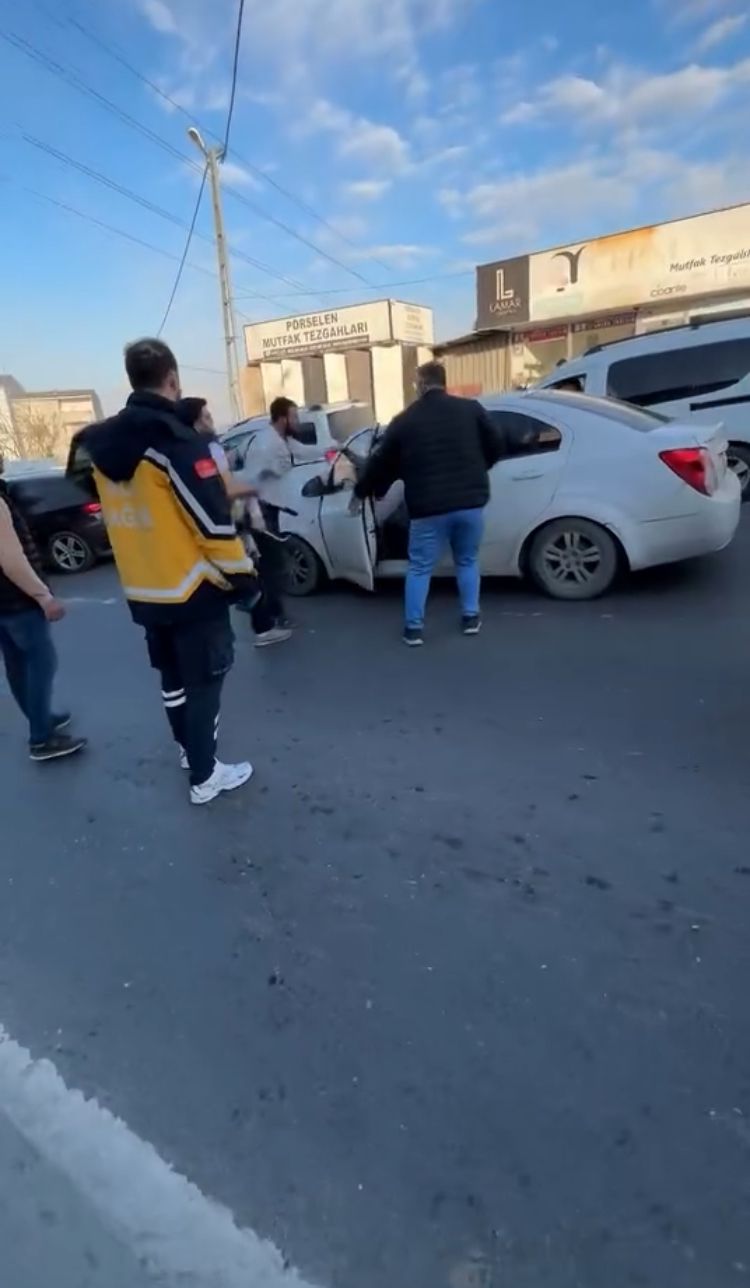 Başakşehir'de Trafik Kazası Sonrası Levyeli Kavga