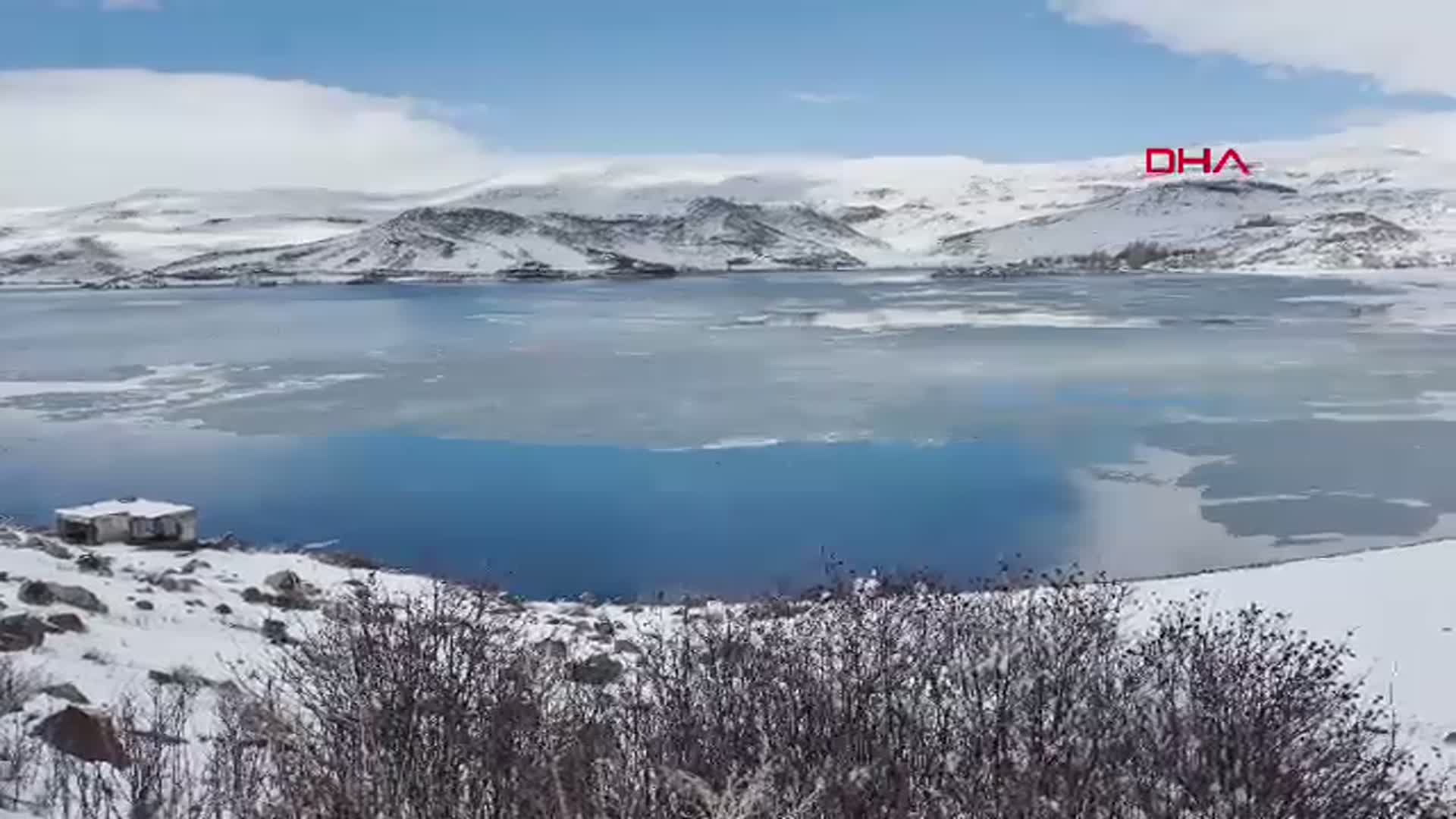 Kars Çıldır Gölü'nde Buzlar Çözülmeye Başladı